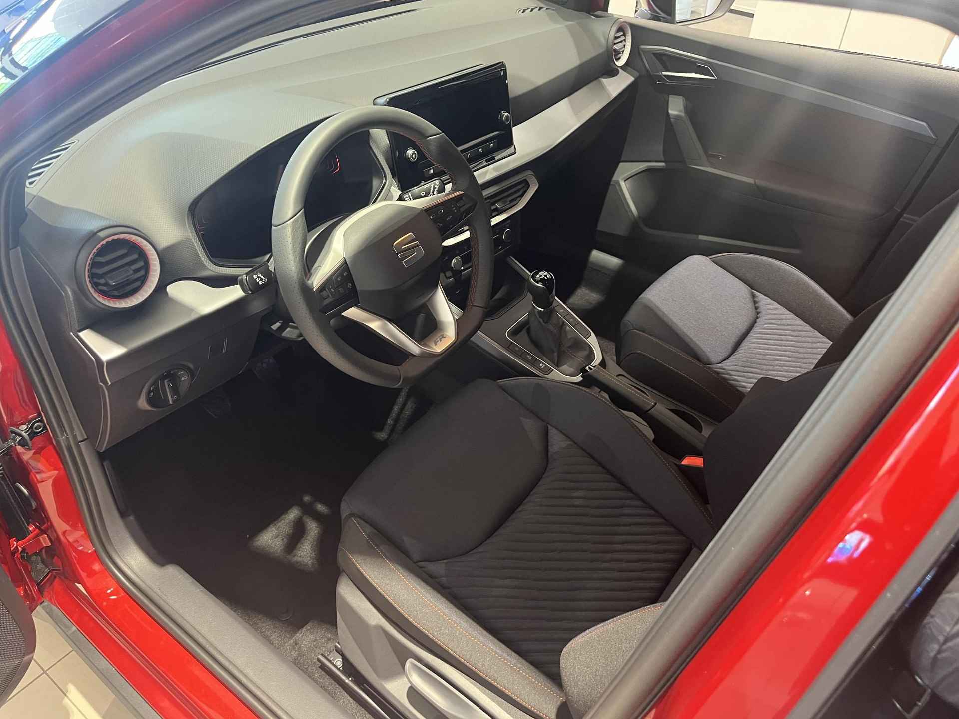 SEAT Arona 1.0 EcoTSI FR Anniversary 95 PK | LED Koplampen | Apple Carplay & Android Auto | Climate Control | Achteruitrijcamera | Cruise Control | Parkeersensoren | Kuipstoelen | Donkere hemelbekleding | Privacy Glass | Virtual Cockpit | Lichtmetalen velgen | € 2.000,- inruilpremie! | Direct leverbaar! | - 5/9