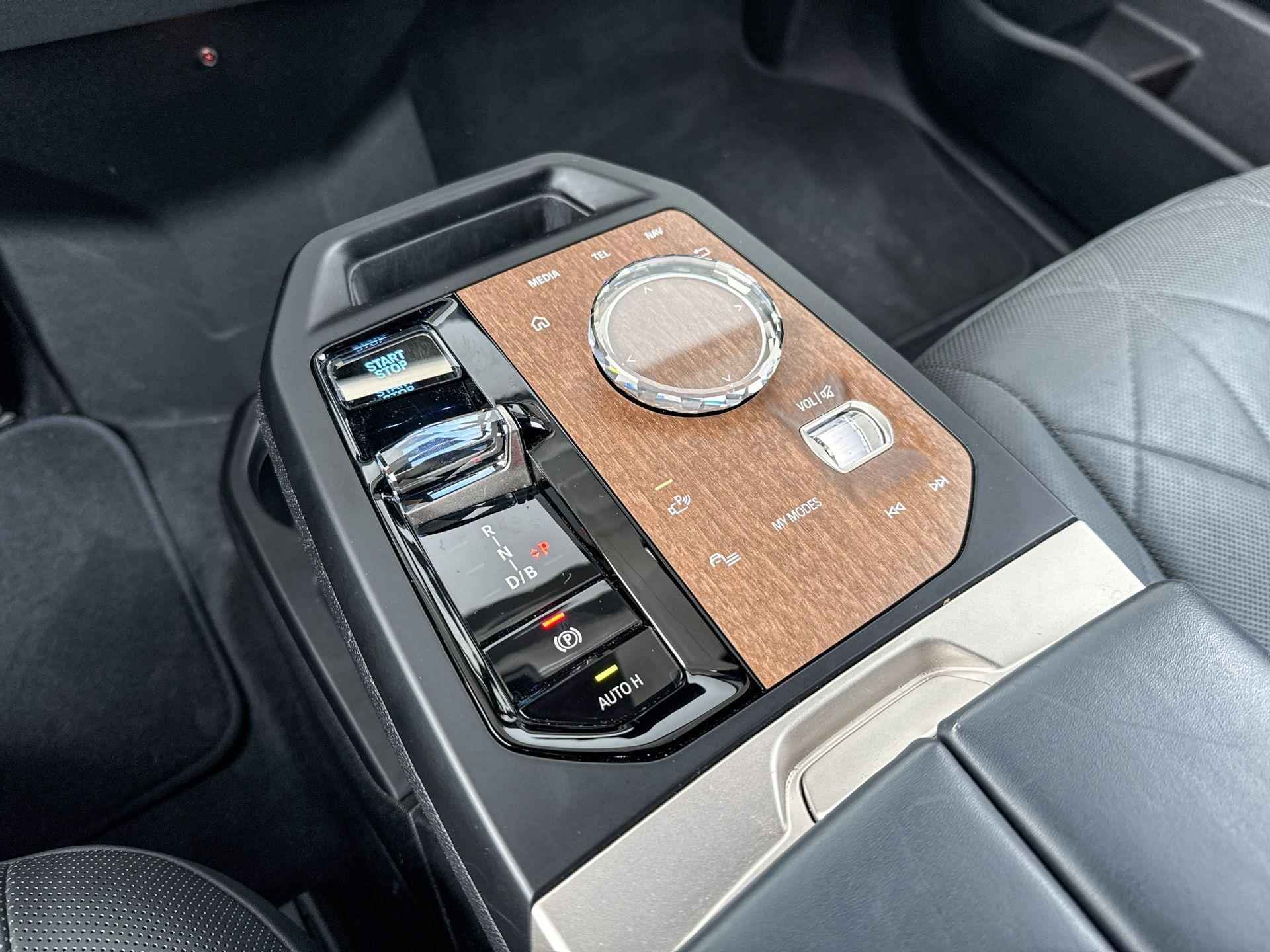 BMW iX xDrive40 High Executive M-Sport / Copilot Pack / Parking Assistant Plus / Harman Kardon / Head-Up / Stuurwielrand Verwarmd / 22 Inch / getint glas / Individual Exterieur Line Titanbronze / Clear&Bold - 14/28