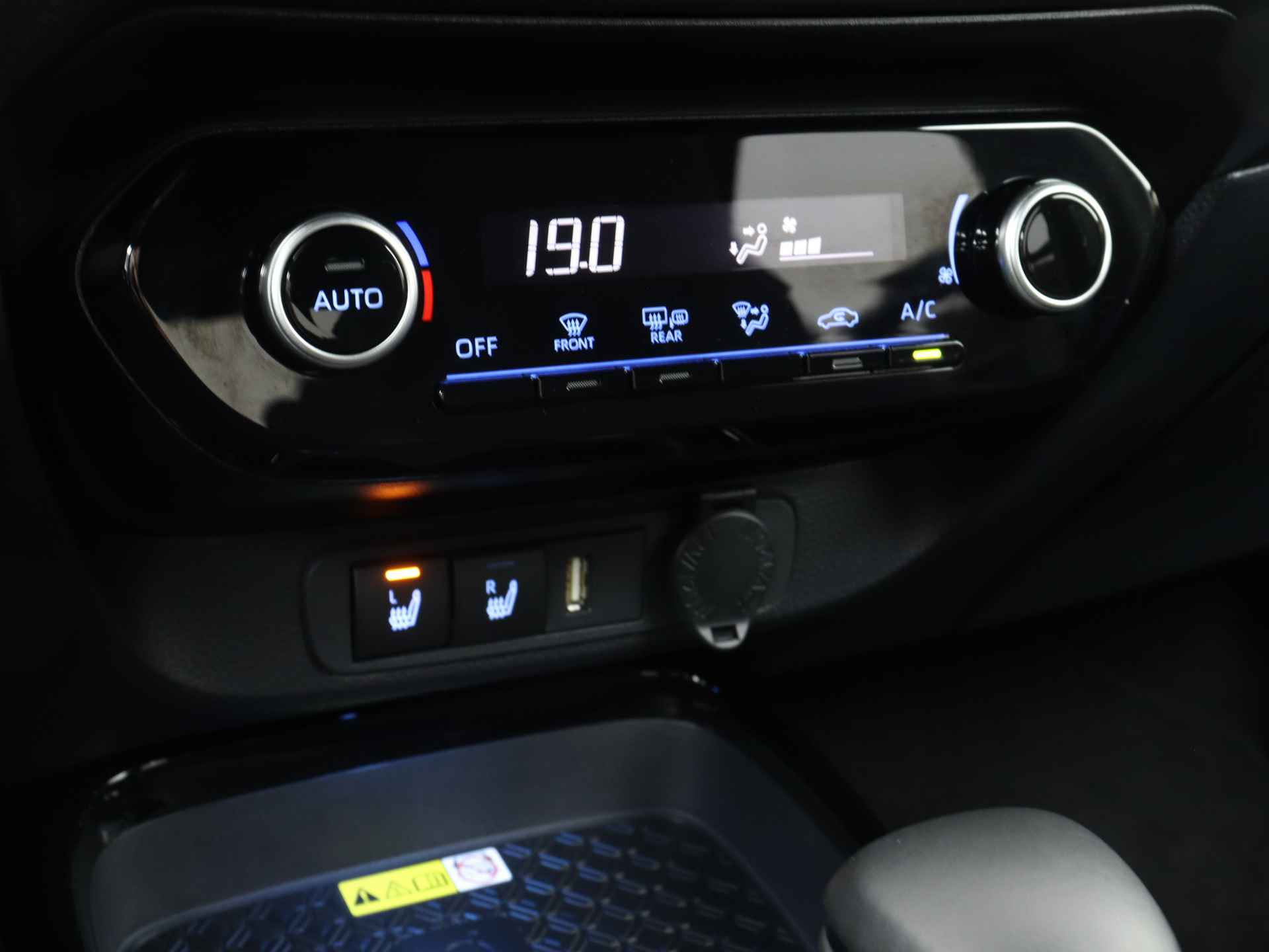 Toyota Aygo X 1.0 Premium Limited Automaat | Navigatie | Lichtmetalen Velgen | Parkeersensoren | - 12/44