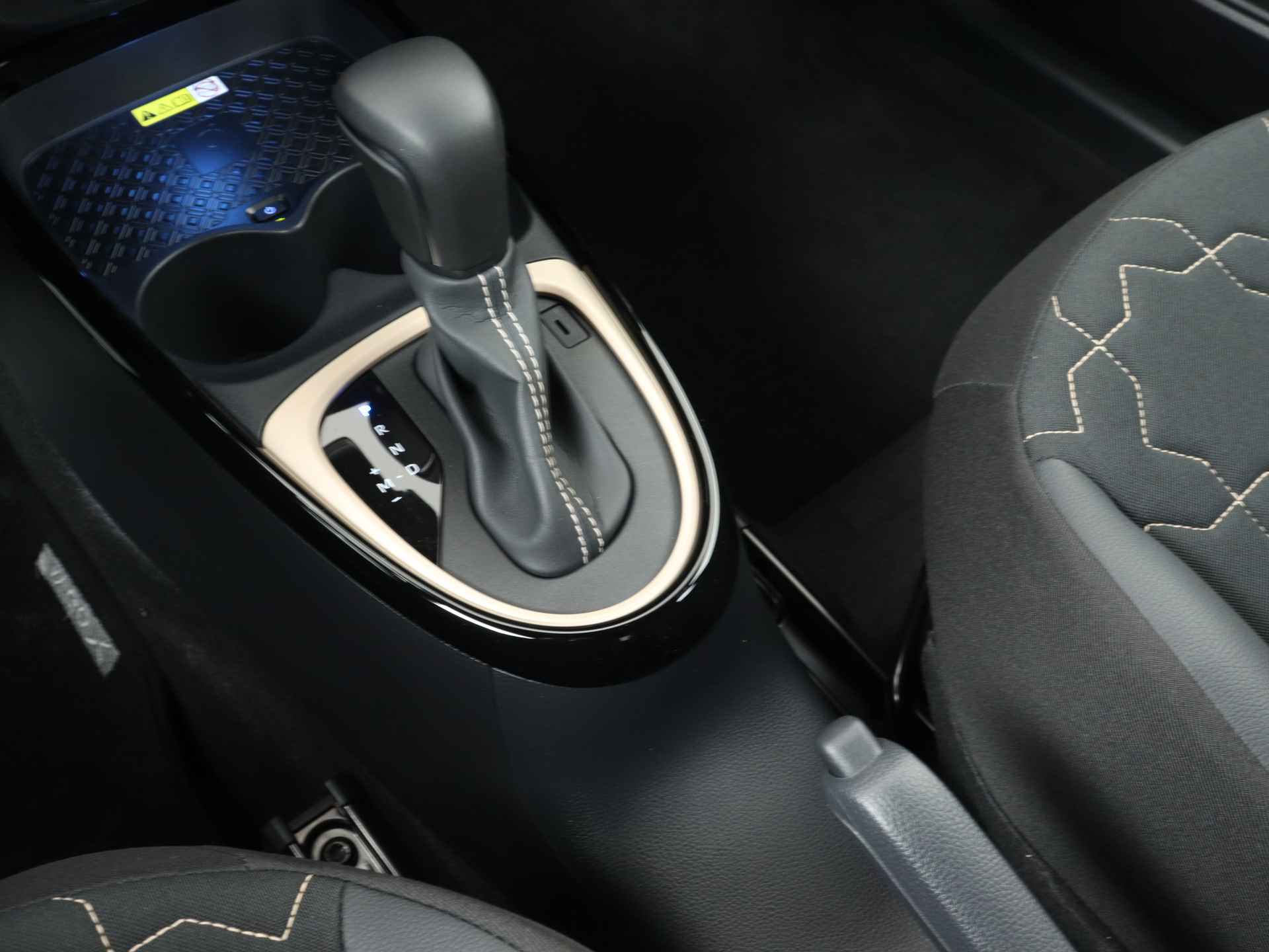 Toyota Aygo X 1.0 Premium Limited Automaat | Navigatie | Lichtmetalen Velgen | Parkeersensoren | - 13/44