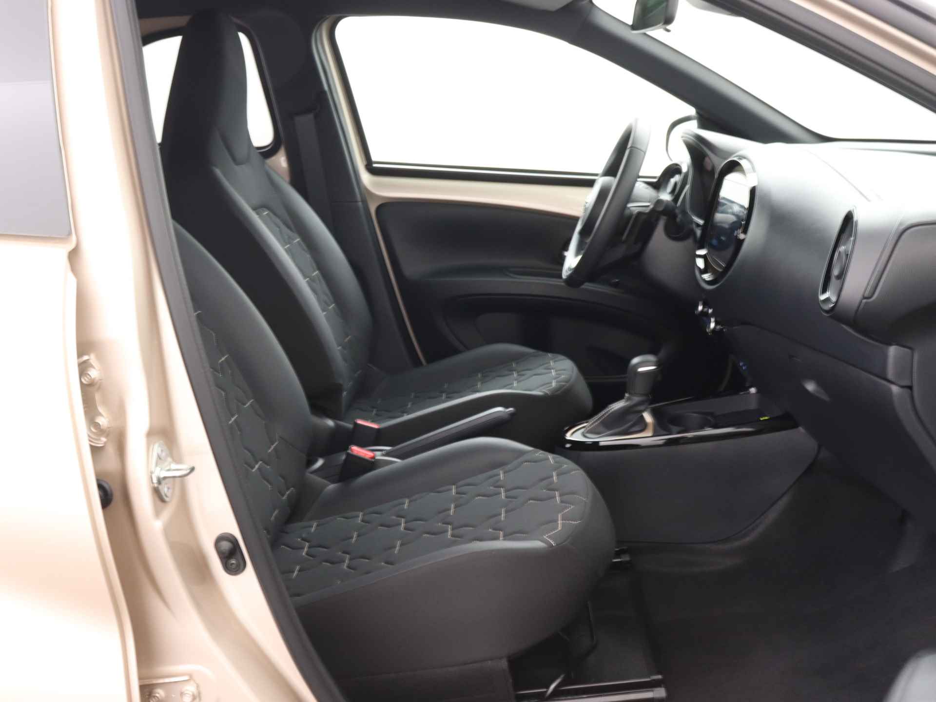 Toyota Aygo X 1.0 Premium Limited Automaat | Navigatie | Lichtmetalen Velgen | Parkeersensoren | - 31/44