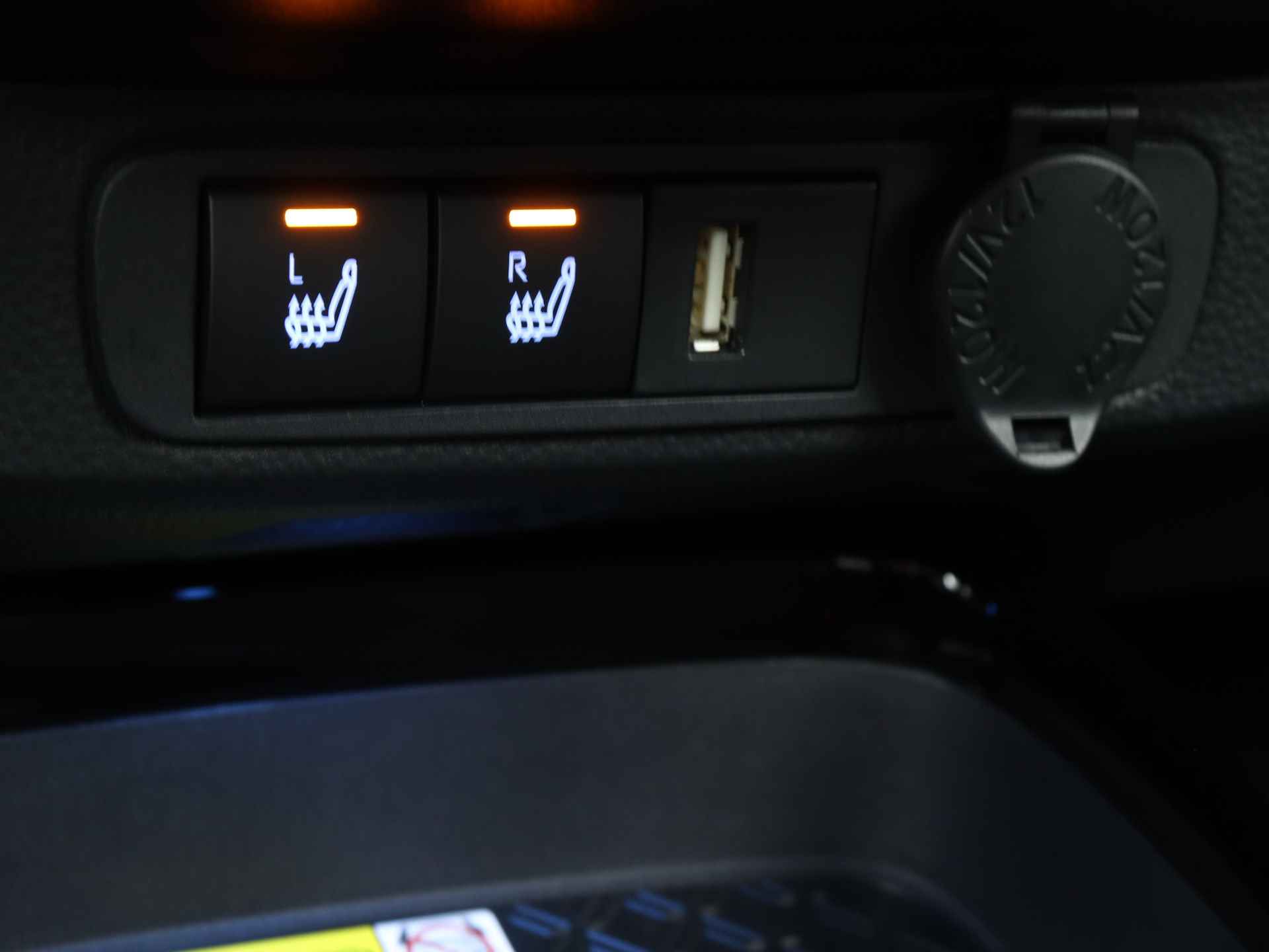 Toyota Aygo X 1.0 Premium Limited Automaat | Navigatie | Lichtmetalen Velgen | Parkeersensoren | - 35/44