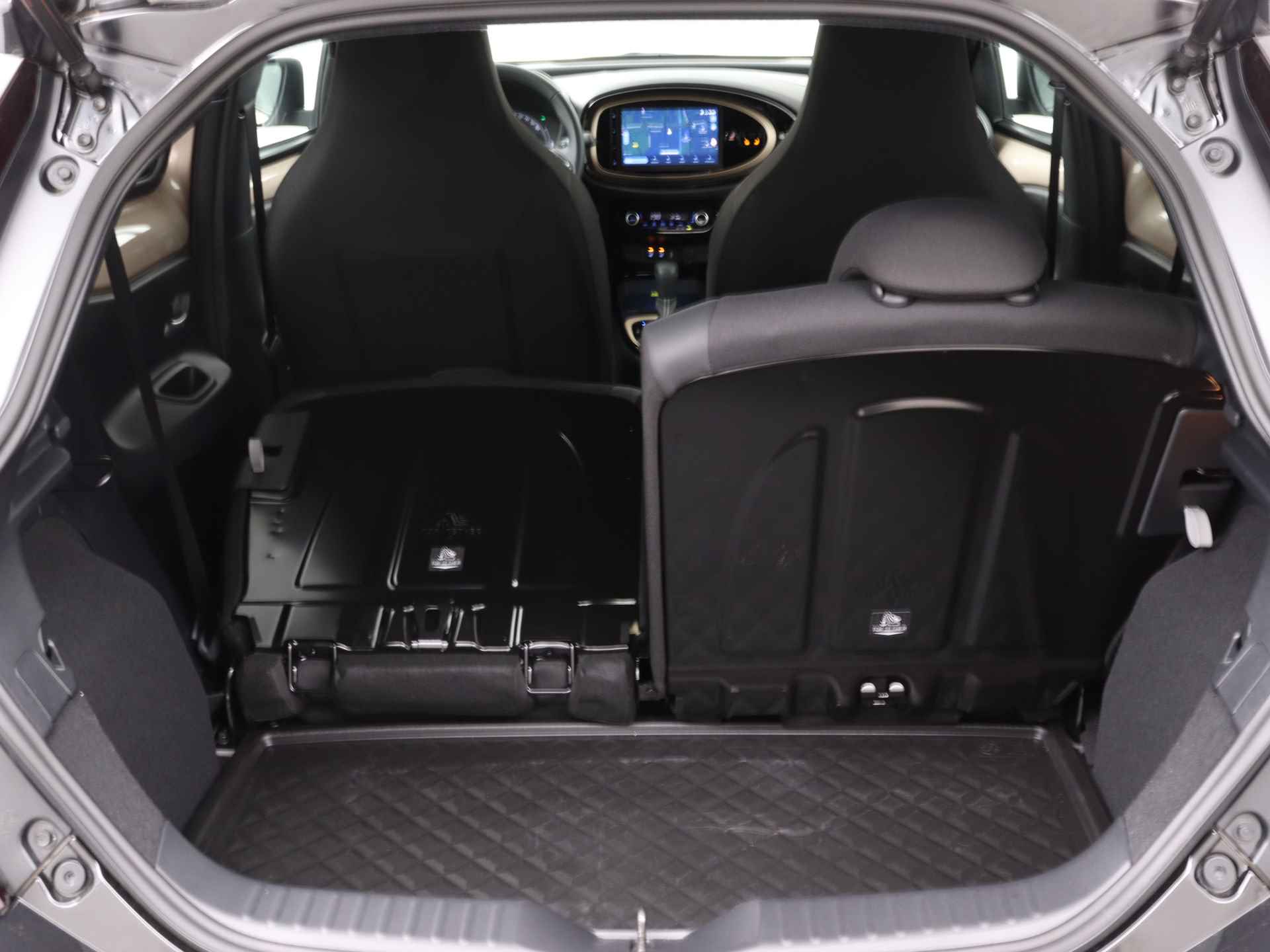 Toyota Aygo X 1.0 Premium Limited Automaat | Navigatie | Lichtmetalen Velgen | Parkeersensoren | - 37/44