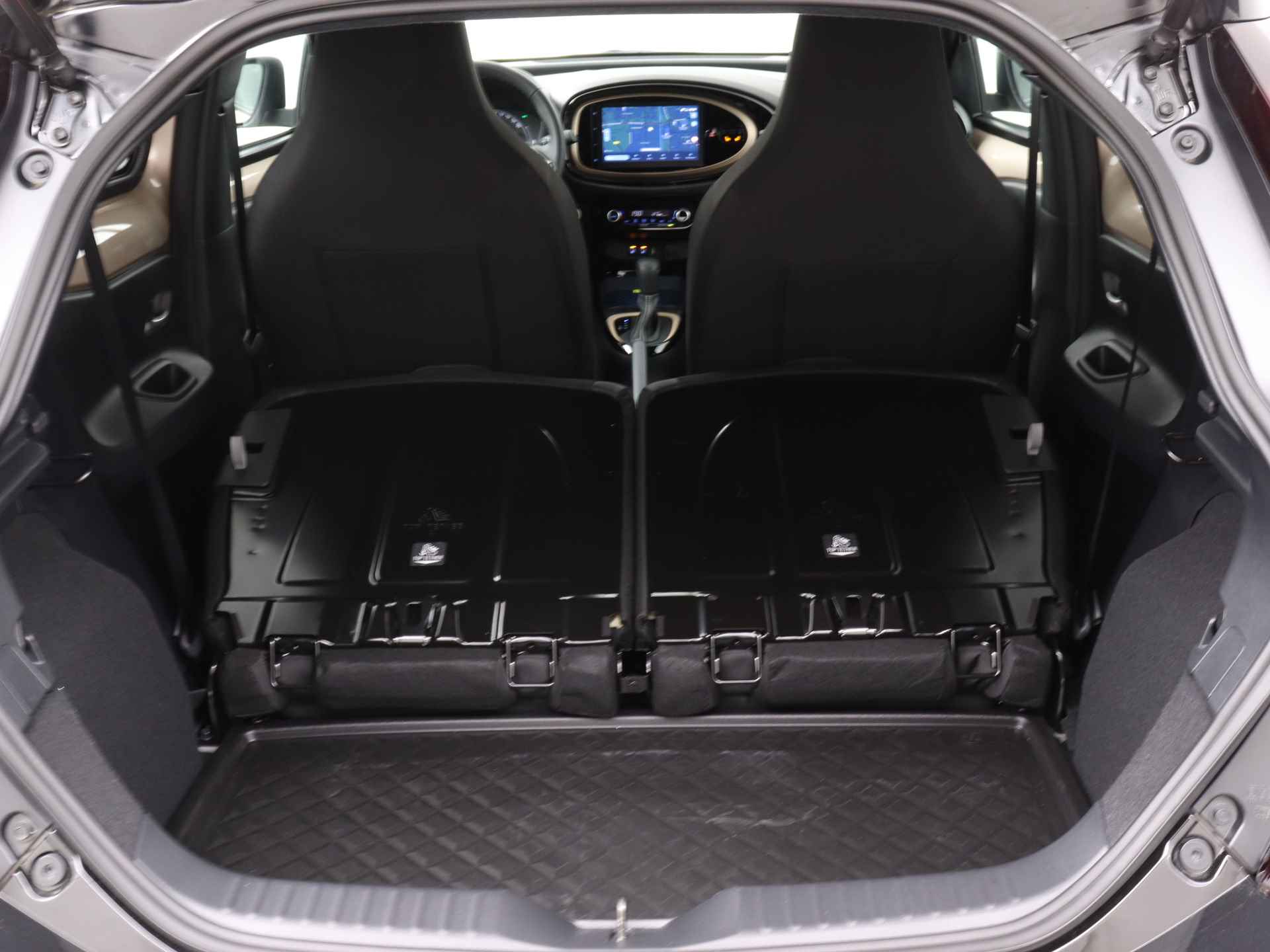 Toyota Aygo X 1.0 Premium Limited Automaat | Navigatie | Lichtmetalen Velgen | Parkeersensoren | - 38/44