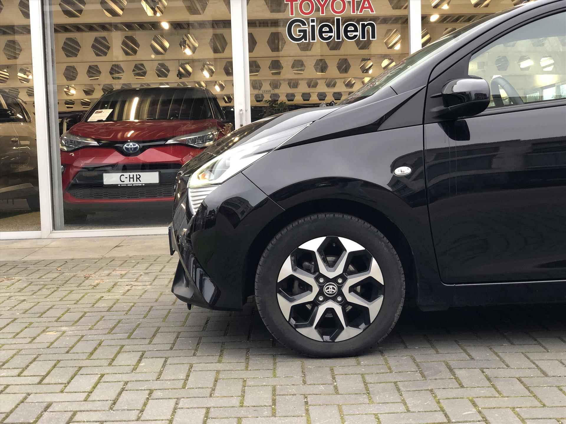 Toyota Aygo 1.0 VVT-i x-joy | Apple CarPlay/Android Auto, lichtmetalen velgen, Airconditioning, In hoogte verstelbare stoel, Parkeercamera - 6/38