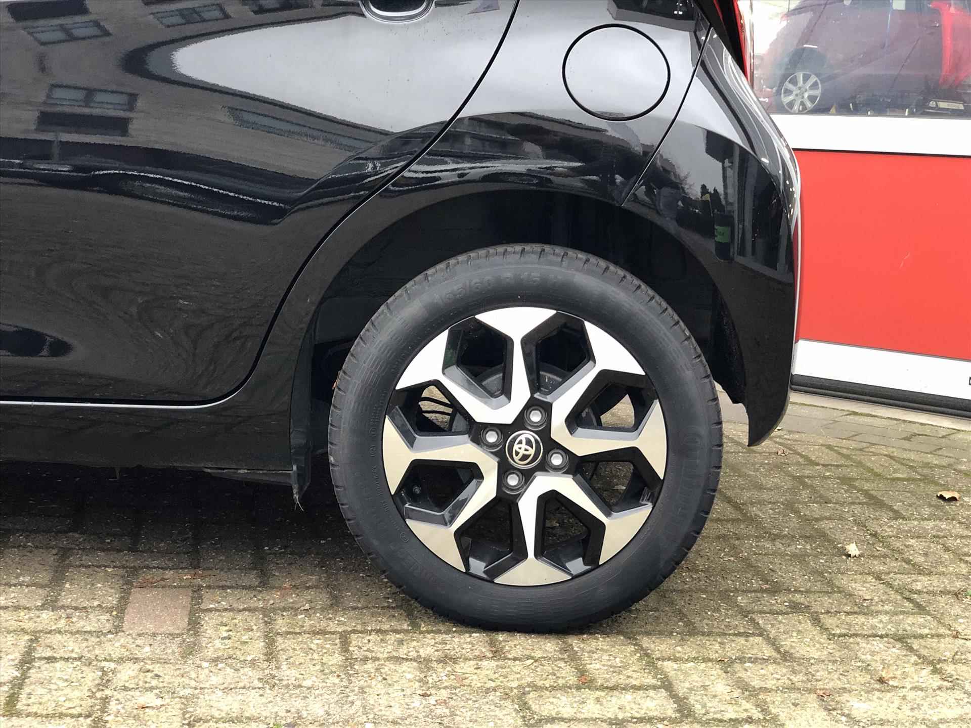 Toyota Aygo 1.0 VVT-i x-joy | Apple CarPlay/Android Auto, lichtmetalen velgen, Airconditioning, In hoogte verstelbare stoel, Parkeercamera - 13/38