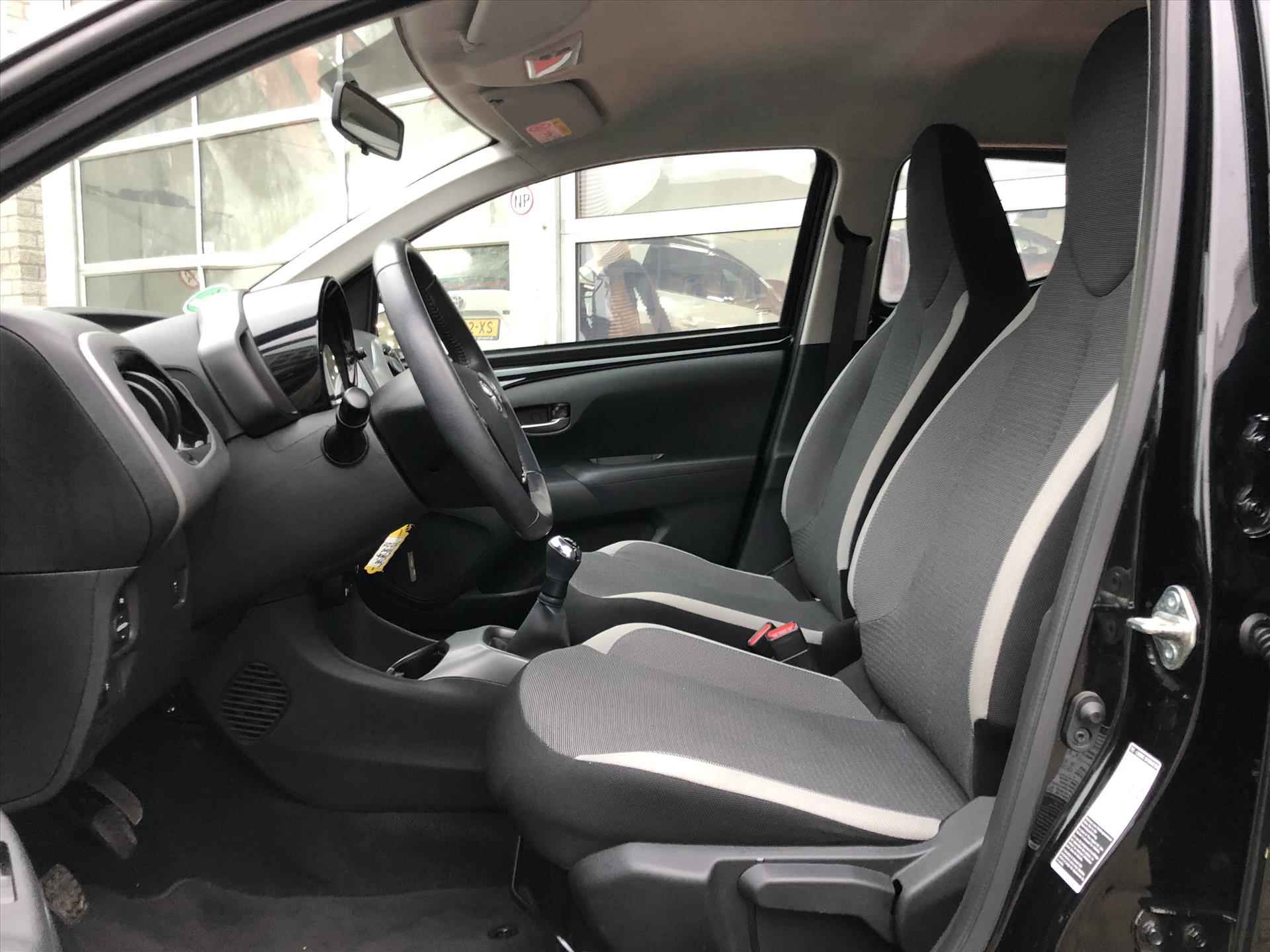 Toyota Aygo 1.0 VVT-i x-joy | Apple CarPlay/Android Auto, lichtmetalen velgen, Airconditioning, In hoogte verstelbare stoel, Parkeercamera - 18/38