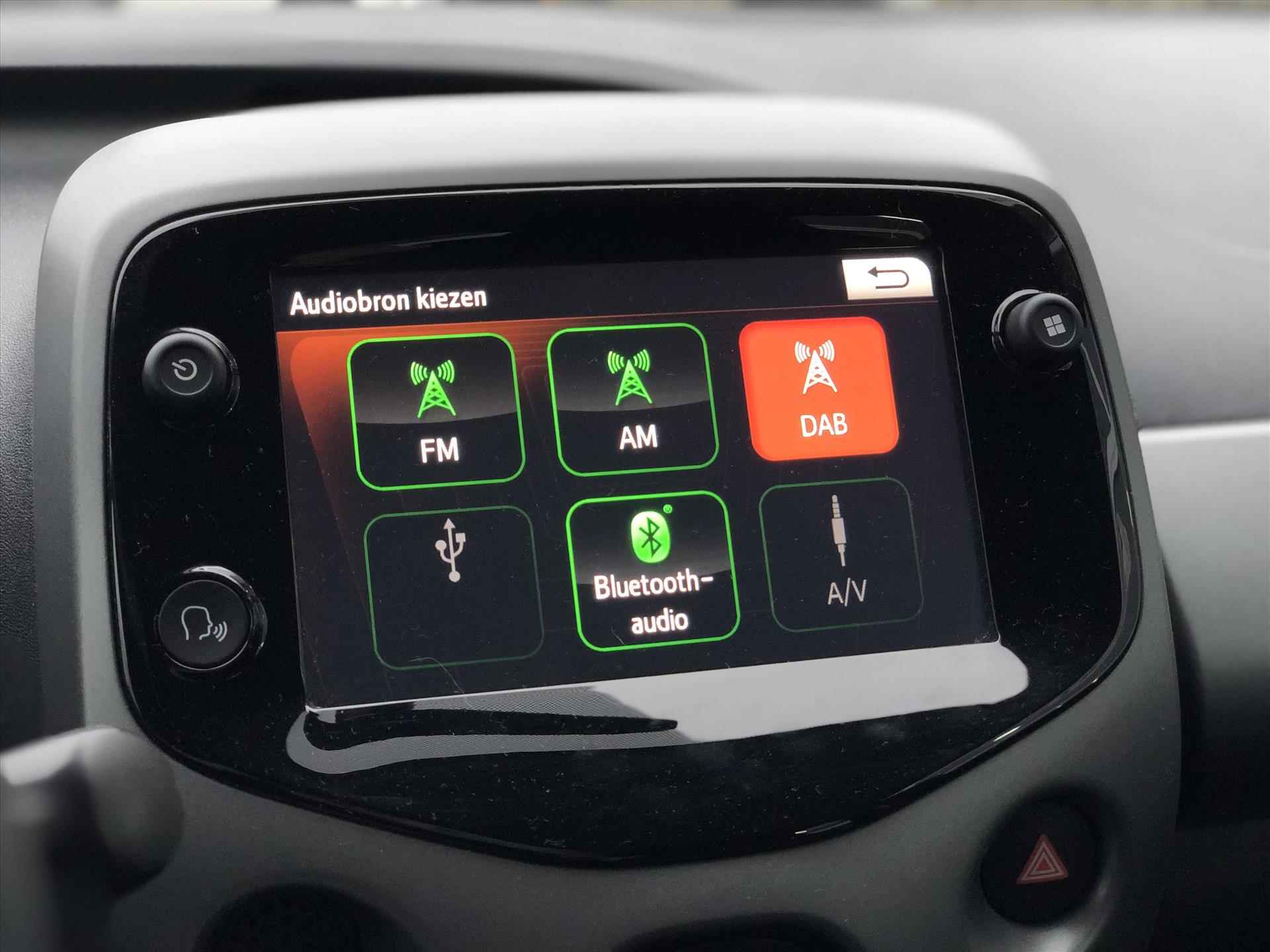 Toyota Aygo 1.0 VVT-i x-joy | Apple CarPlay/Android Auto, lichtmetalen velgen, Airconditioning, In hoogte verstelbare stoel, Parkeercamera - 23/38