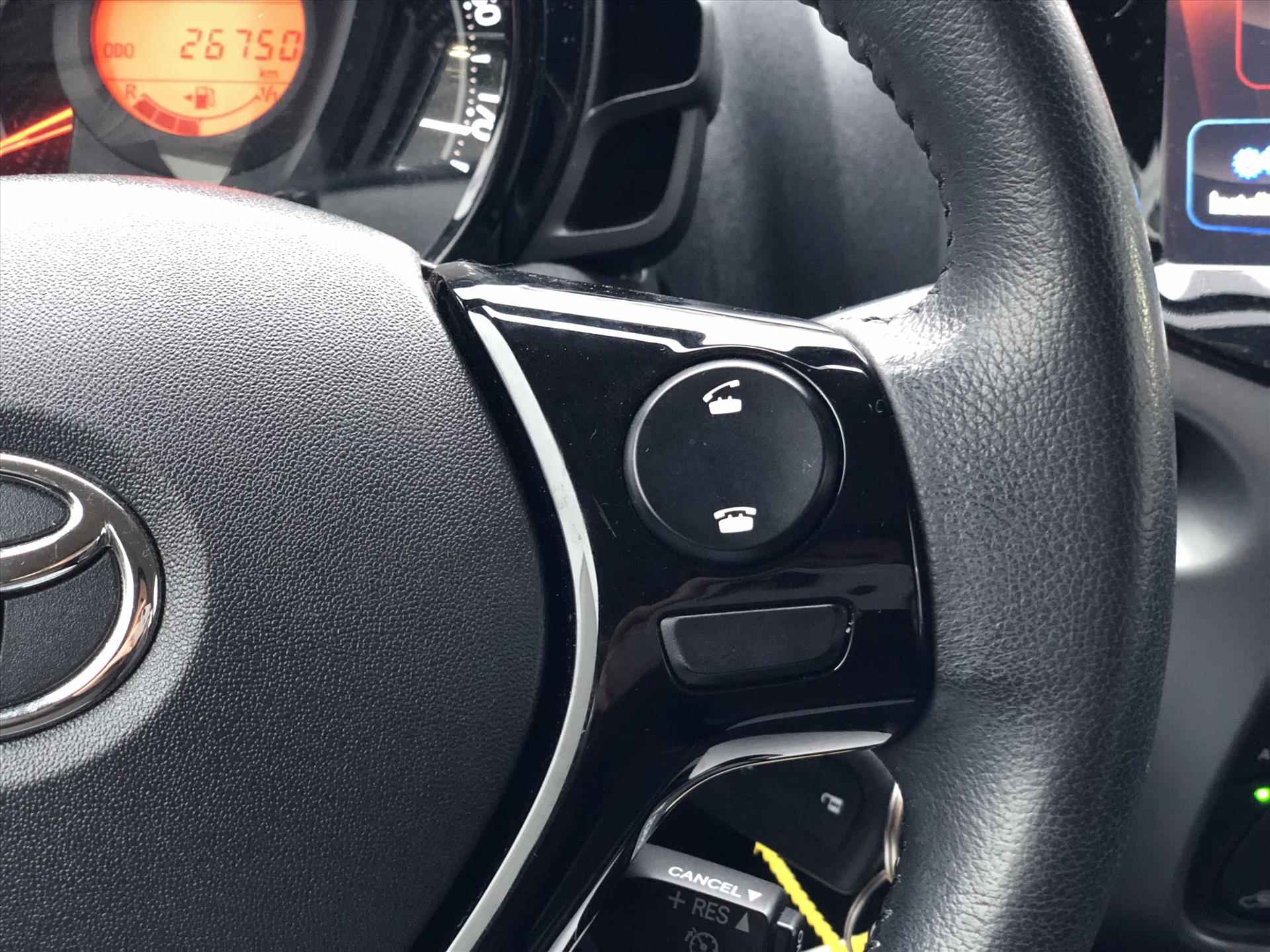 Toyota Aygo 1.0 VVT-i x-joy | Apple CarPlay/Android Auto, lichtmetalen velgen, Airconditioning, In hoogte verstelbare stoel, Parkeercamera - 27/38