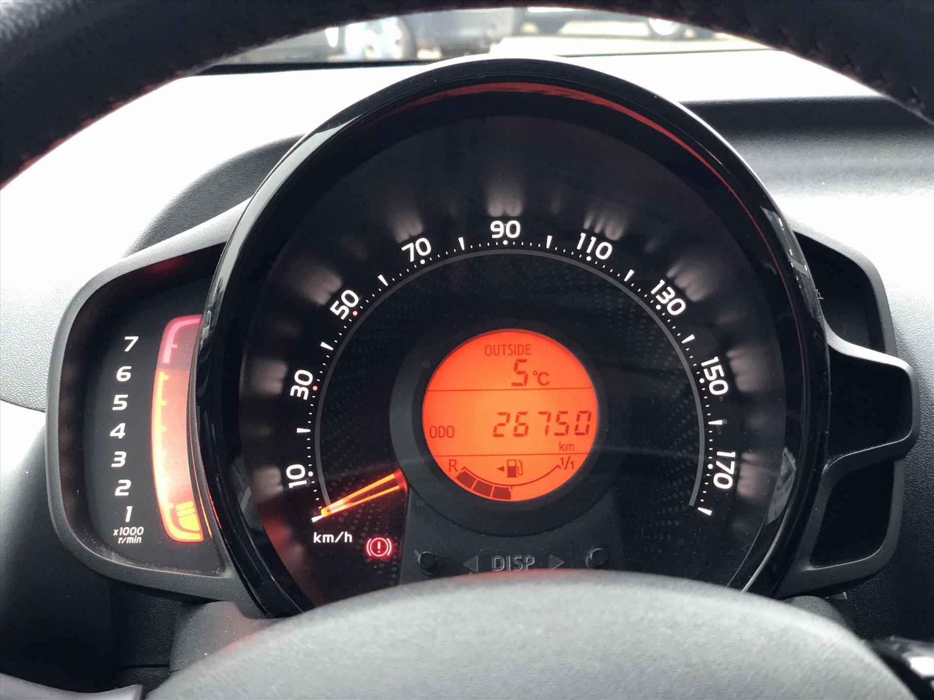 Toyota Aygo 1.0 VVT-i x-joy | Apple CarPlay/Android Auto, lichtmetalen velgen, Airconditioning, In hoogte verstelbare stoel, Parkeercamera - 31/38