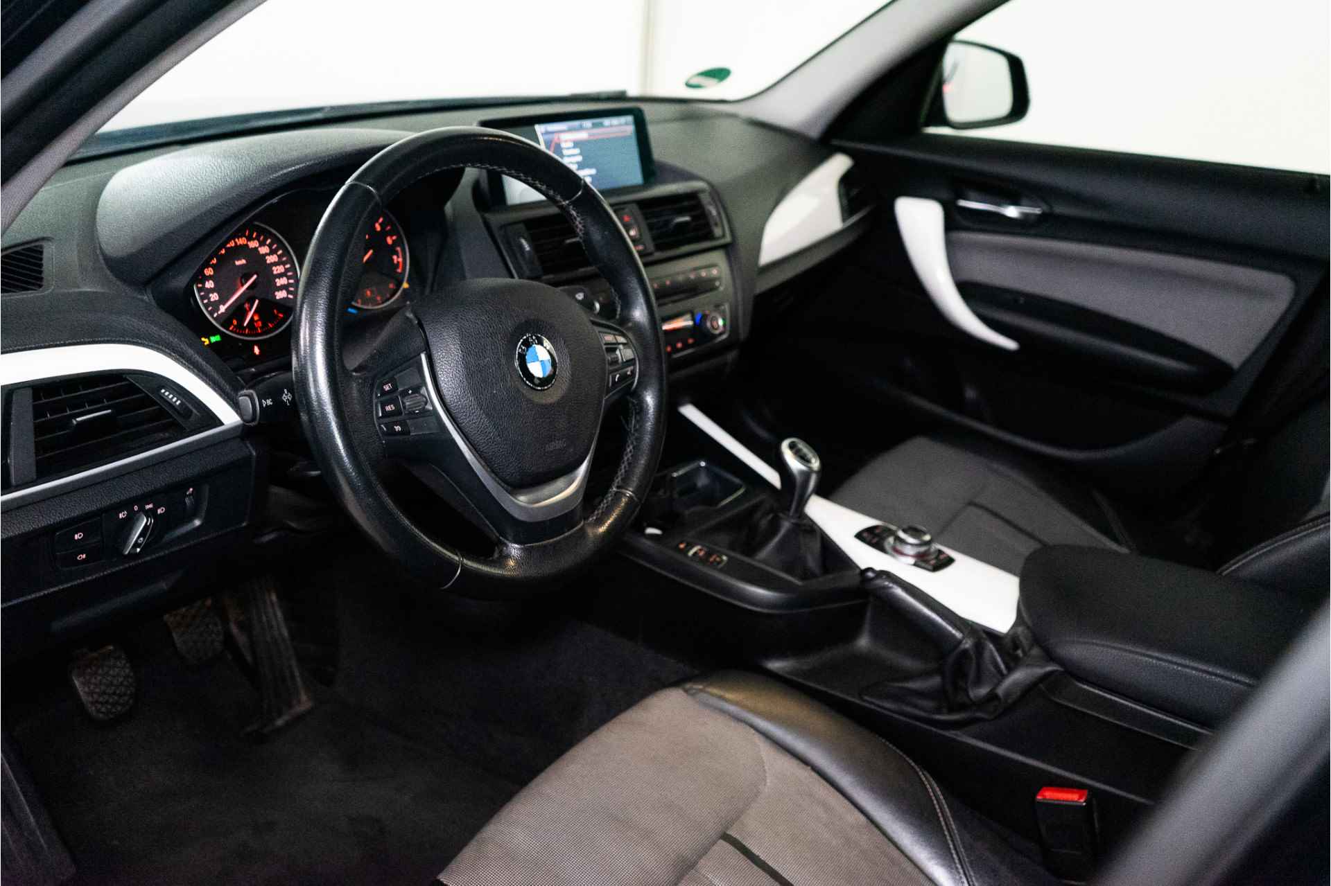 BMW 1-serie 116i Business 136PK NL AUTO +NAP | Xenon+DRL | Cruise | Navi | Stoelverw. | Bluetooth - 17/39