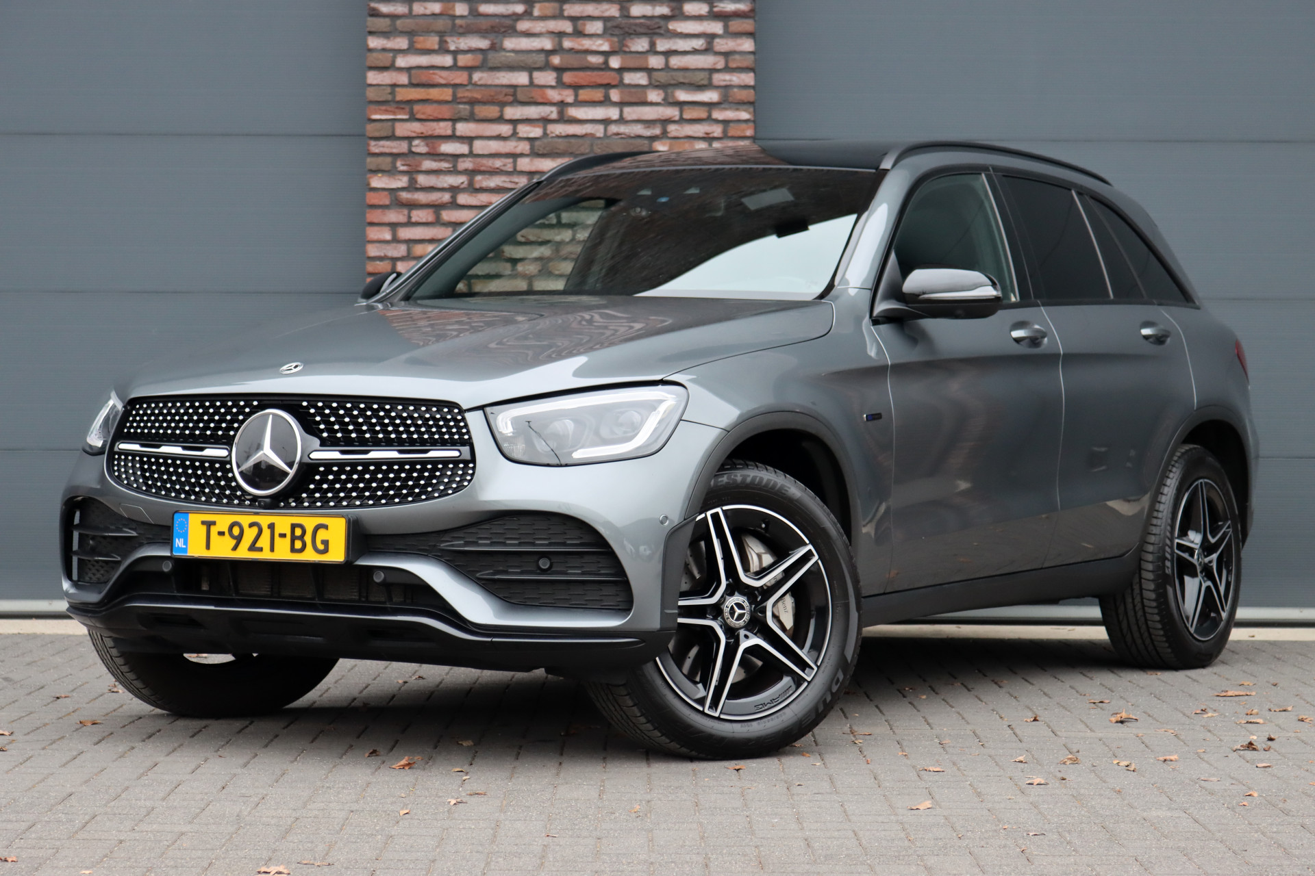 Mercedes-Benz GLC 300e 4MATIC Premium+ AMG Line Aut9 | Distronic+ | Burmester | Panoramadak | Trekhaak | Surround Camera | Sfeerverlichting | Augmented Reality | Geluidsisolerend Glas |