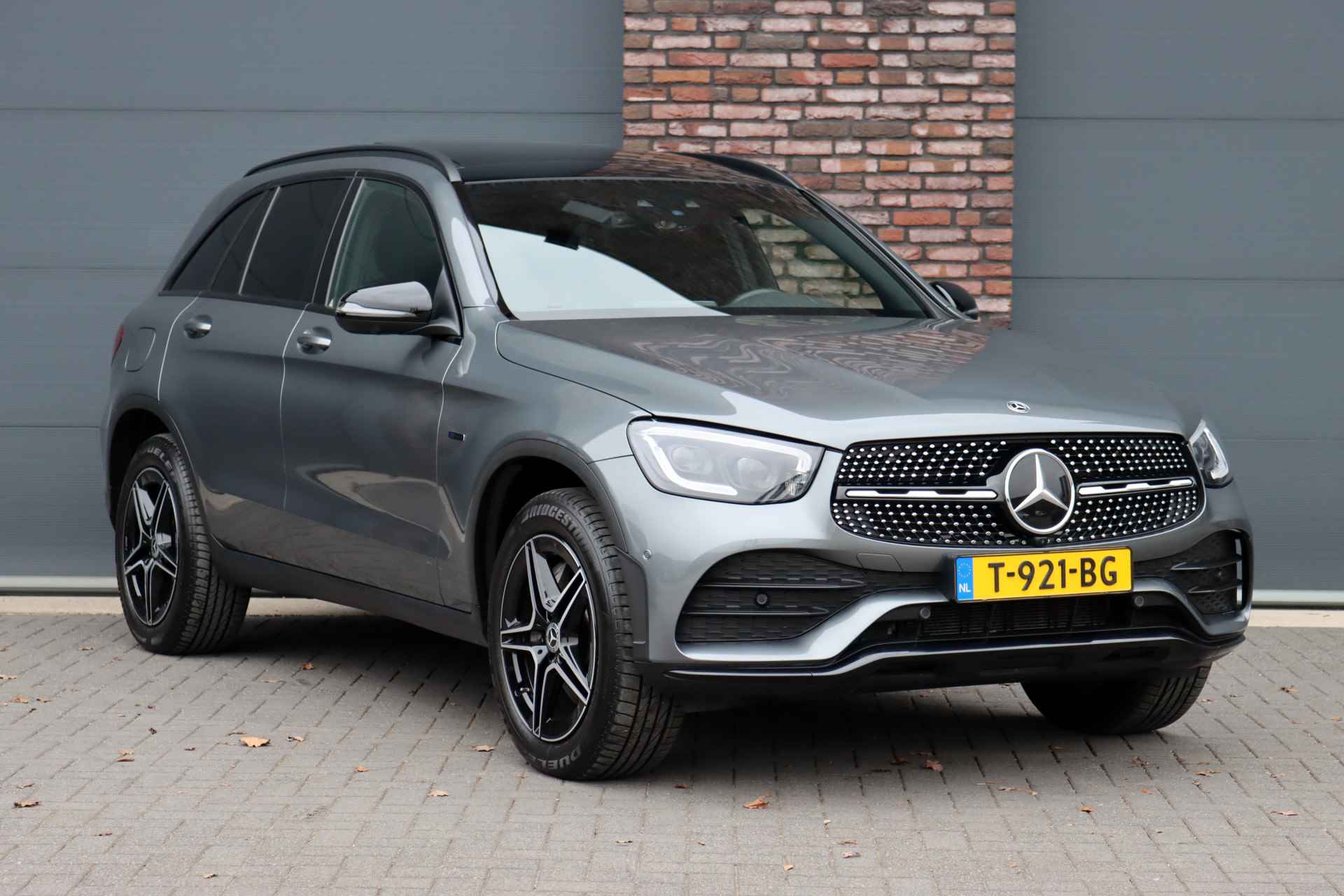 Mercedes-Benz GLC 300e 4MATIC Premium+ AMG Line Aut9 | Distronic+ | Burmester | Panoramadak | Trekhaak | Surround Camera | Sfeerverlichting | Augmented Reality | Geluidsisolerend Glas | - 4/43