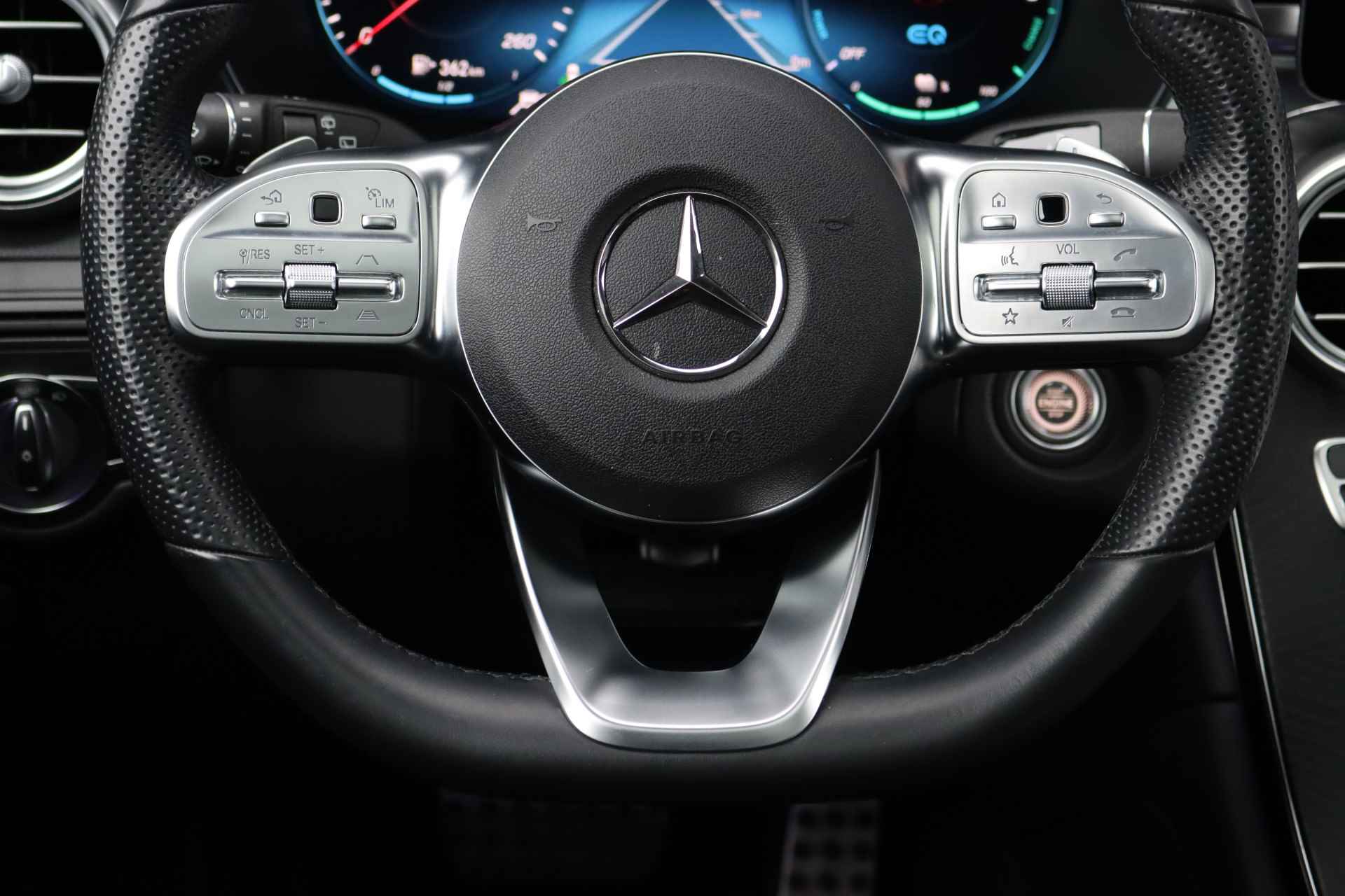 Mercedes-Benz GLC 300e 4MATIC Premium+ AMG Line Aut9 | Distronic+ | Burmester | Panoramadak | Trekhaak | Surround Camera | Sfeerverlichting | Augmented Reality | Geluidsisolerend Glas | - 30/43