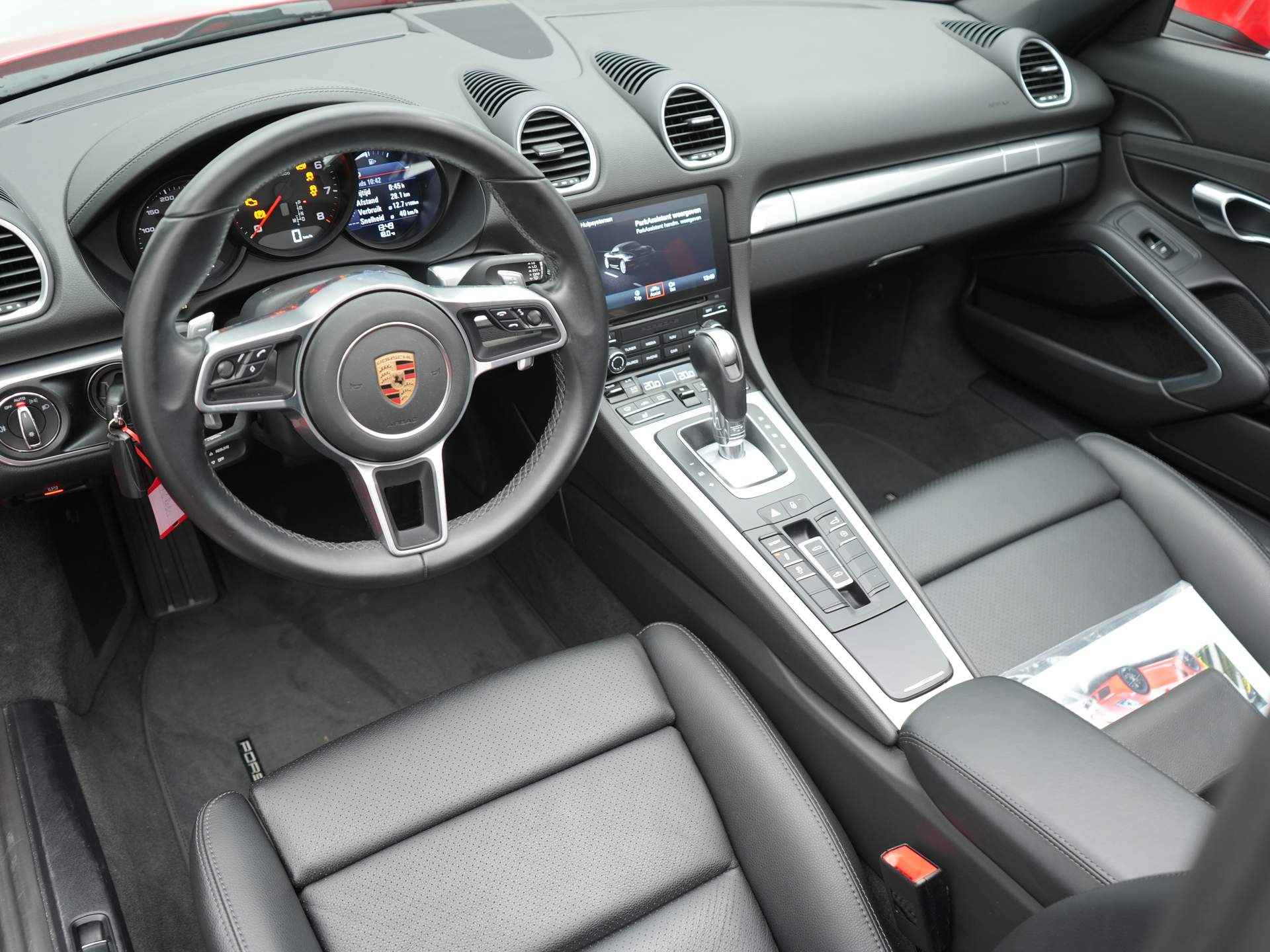 Porsche 718 Boxster 2.0T 300pk - Automaat - Lederen Interieur- Navigatie - Sportuitlaat - Actieve Demping - - 25/26