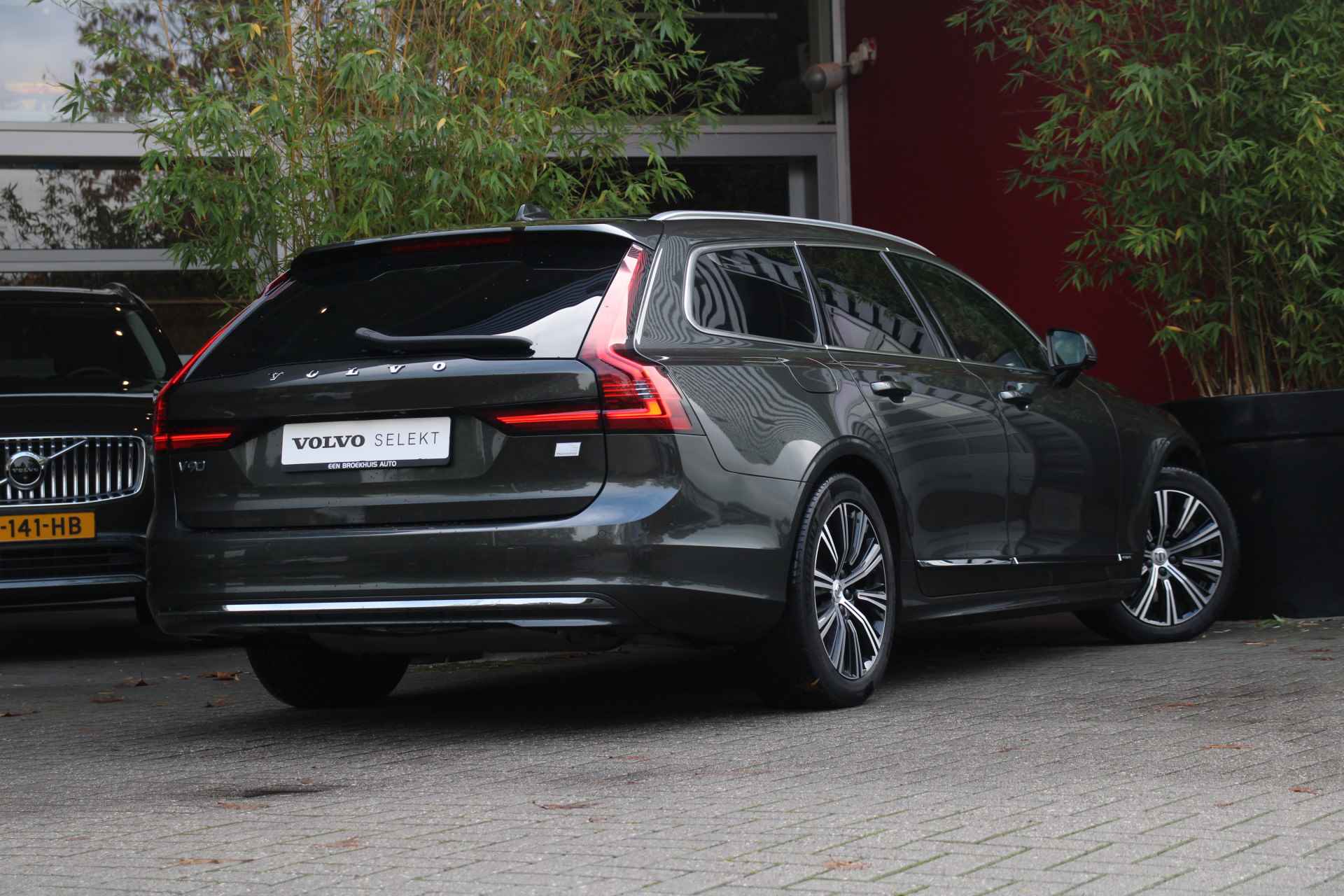 Volvo V90 T6 AWD Business Pro | Trekhaak | 360 Camera | Adaptive Cruise | Schuifdak | Harman/Kardon | Head-up display - 3/28