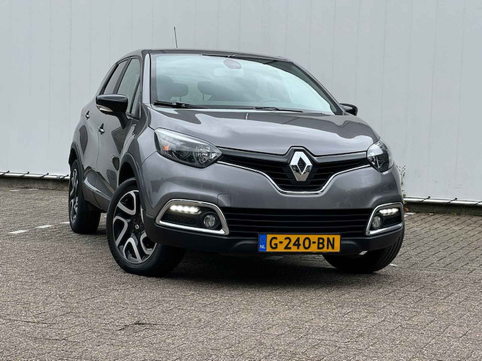 Renault Captur 0.9 TCe Limited met Navigatie, Climate Controle, Trekhaak - 2/18