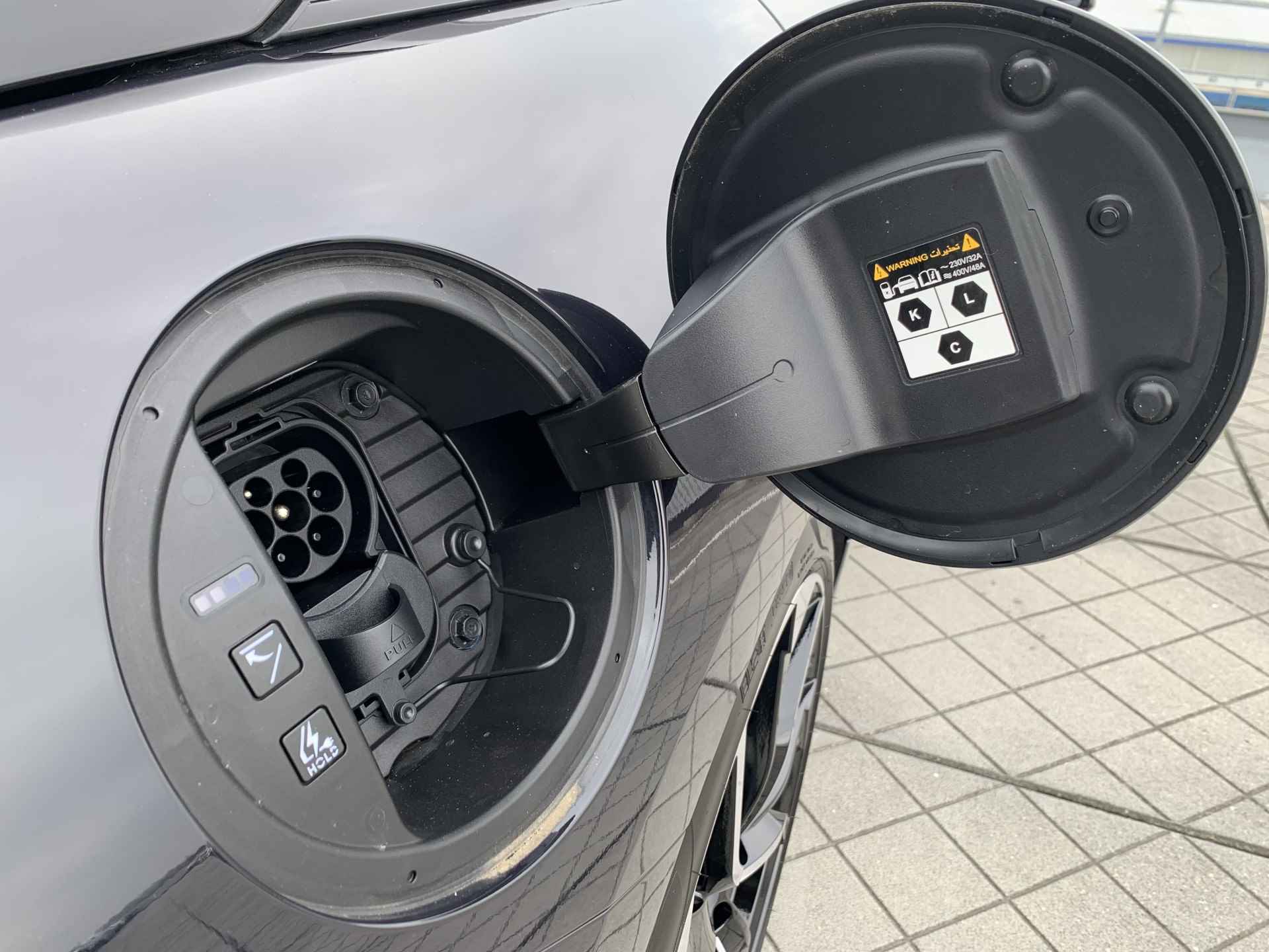 Hyundai IONIQ 6 Connect 77 kWh LEDER CUSTOM | 20 INCH VELGEN | KEYLESS | LONG RANGE | BESCHIKBAAR VANAF 28-09-2024 - 13/41