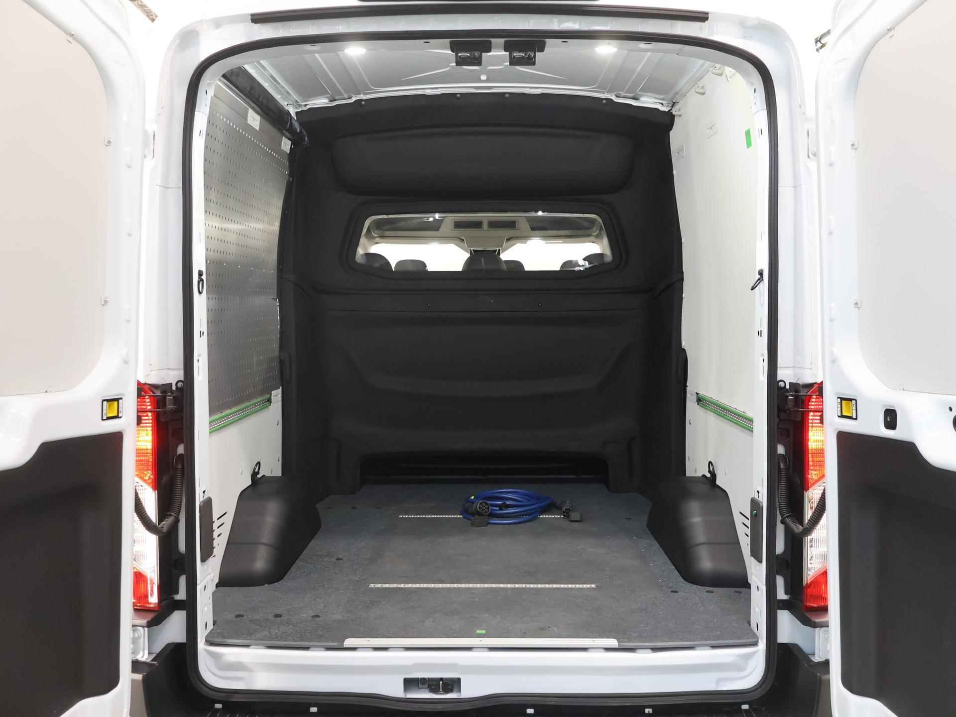 Ford E-Transit 350 L2 H2 Trend 68 kWh | Dubbele Cabine | Navigatie | Airco | Parkeercamera | LM Velgen | 6-persoons | 317 KM bereik | - 42/46