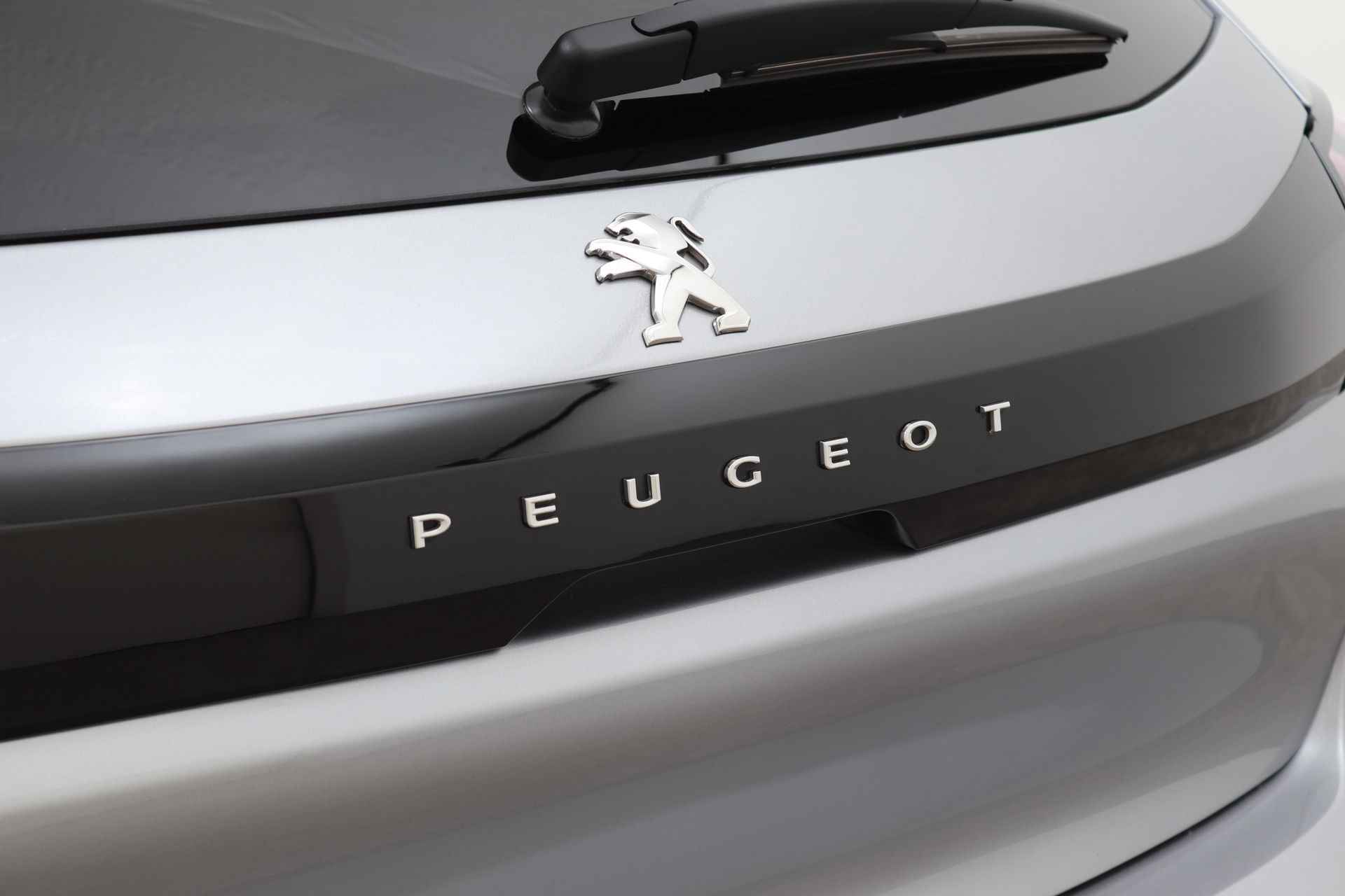 Peugeot 208 1.2 PURETECH 100PK ALLURE | Trekhaak | Navi | Camera | Cruise - 26/52