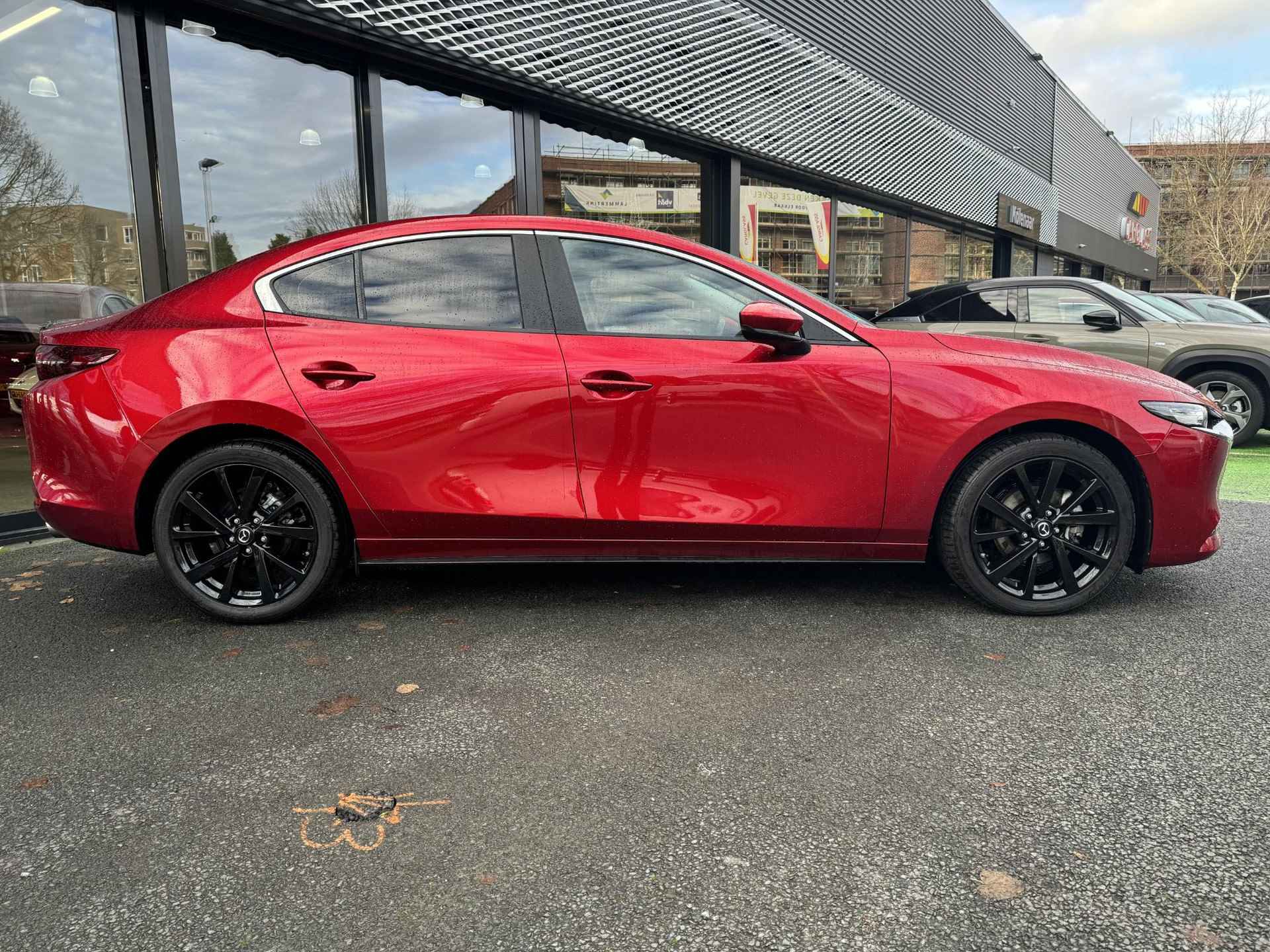 Mazda 3 Sedan Automaat 2.0 e-Sky-X 186 Comfort /Dealeronderhouden/Afn. Trekhaak/Navi/HUD/Keyless/ECC/CarPlay/18 inch LMV Black - 2/28