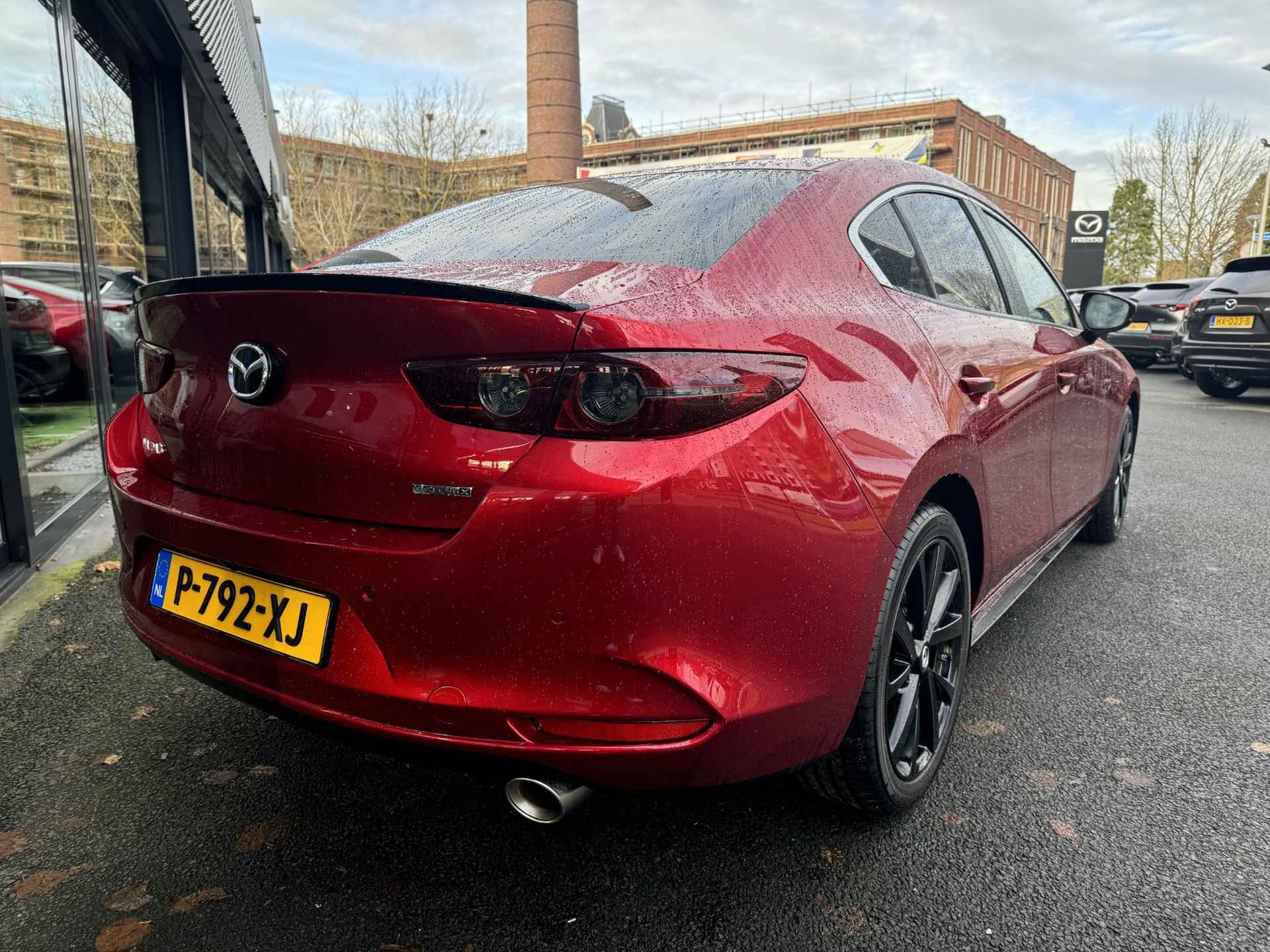 Mazda 3 Sedan Automaat 2.0 e-Sky-X 186 Comfort /Dealeronderhouden/Afn. Trekhaak/Navi/HUD/Keyless/ECC/CarPlay/18 inch LMV Black - 3/28