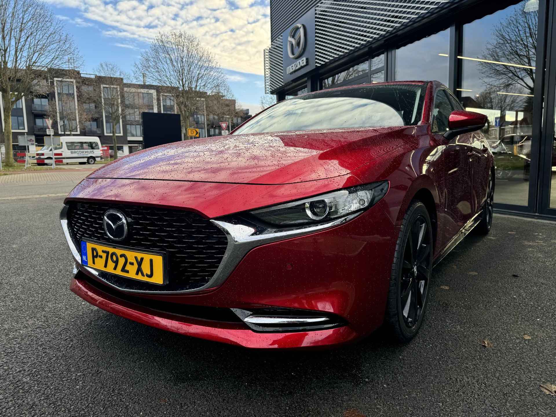 Mazda 3 Sedan Automaat 2.0 e-Sky-X 186 Comfort /Dealeronderhouden/Afn. Trekhaak/Navi/HUD/Keyless/ECC/CarPlay/18 inch LMV Black - 6/28