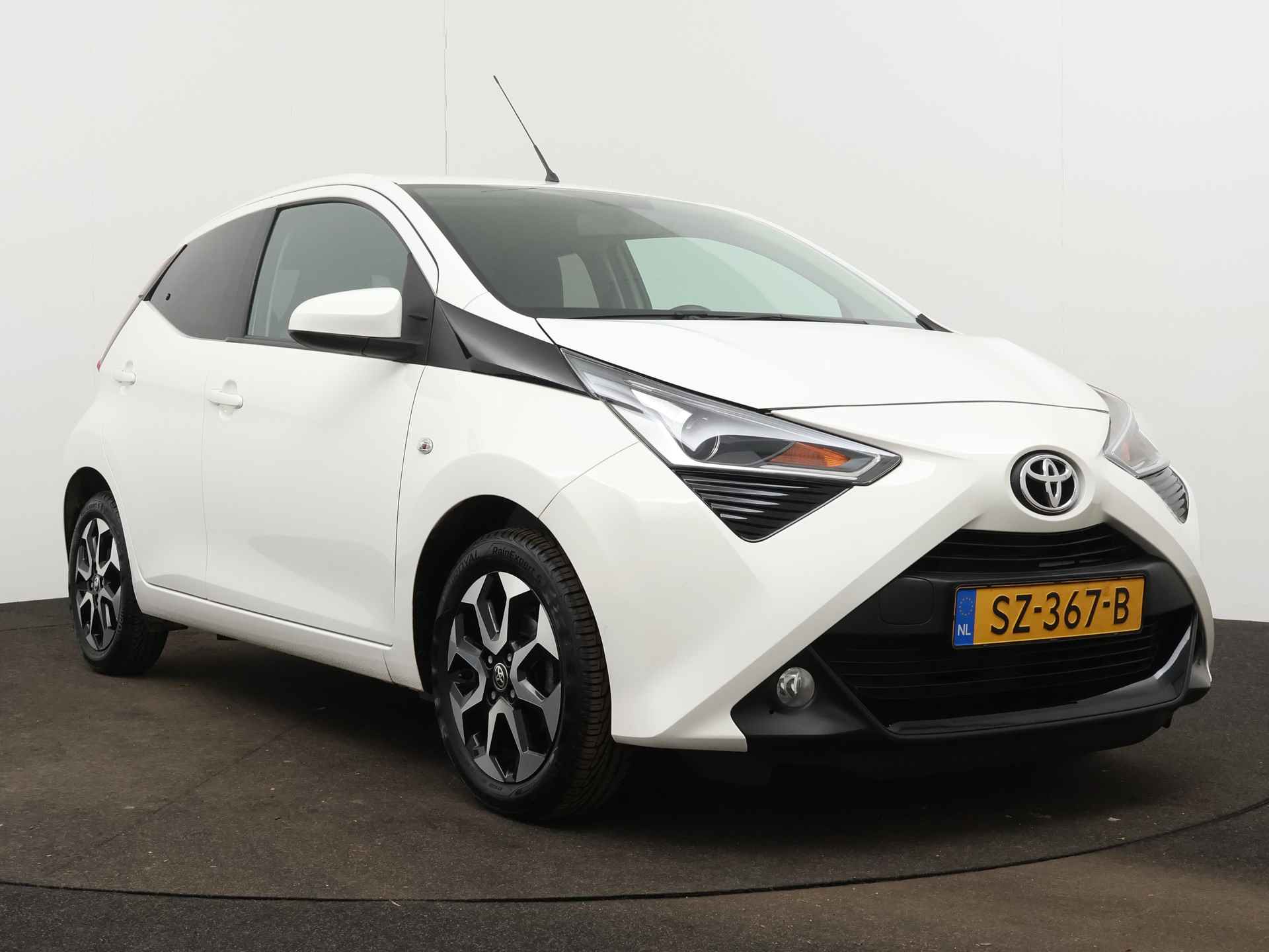 Toyota Aygo 5-deurs 1.0 VVT-i x-first | Airco | Achteruitrijcamera | Apple CarPlay / Android Auto | Lichtmetalen velgen | - 3/39