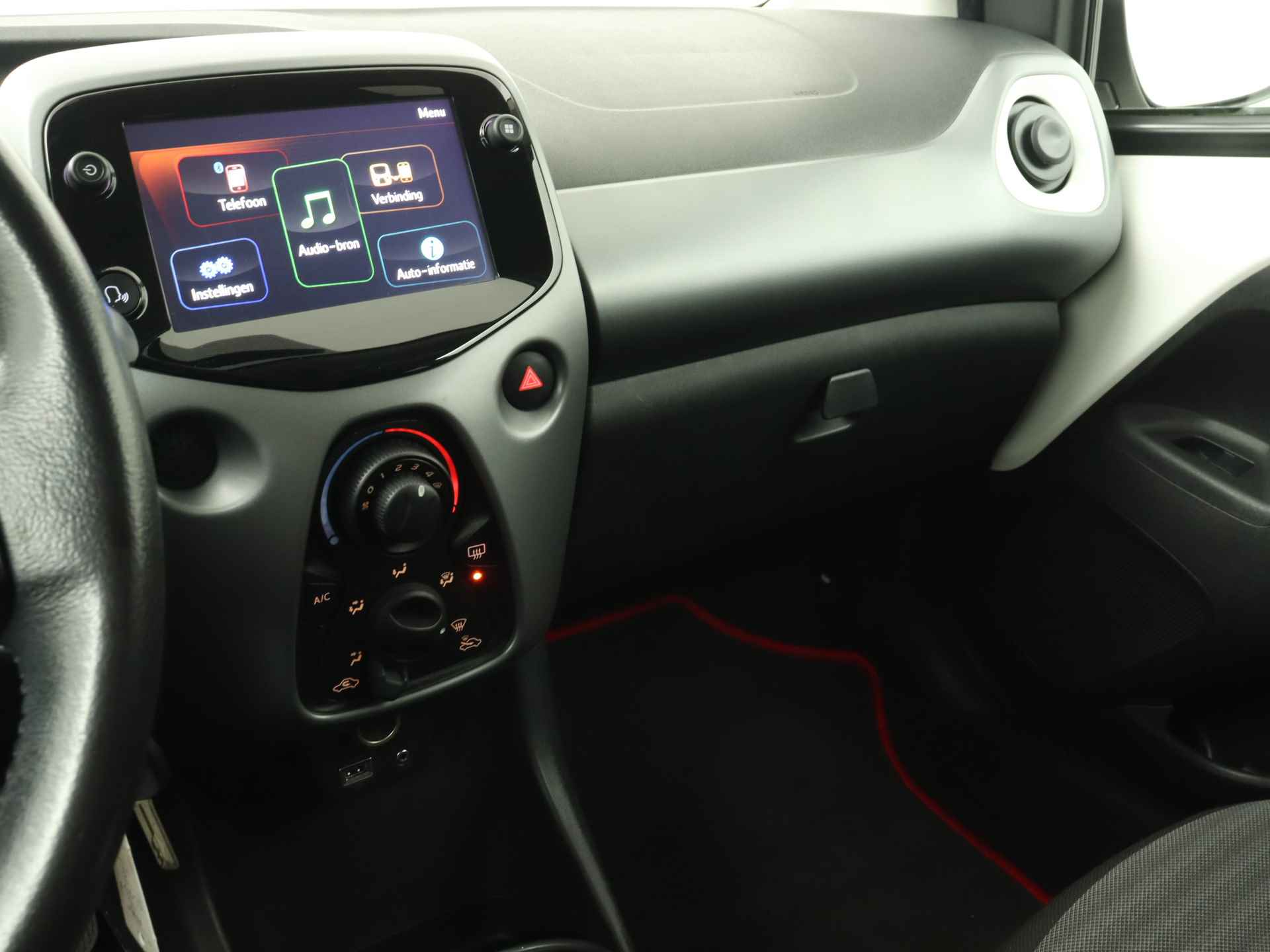 Toyota Aygo 5-deurs 1.0 VVT-i x-first | Airco | Achteruitrijcamera | Apple CarPlay / Android Auto | Lichtmetalen velgen | - 11/39