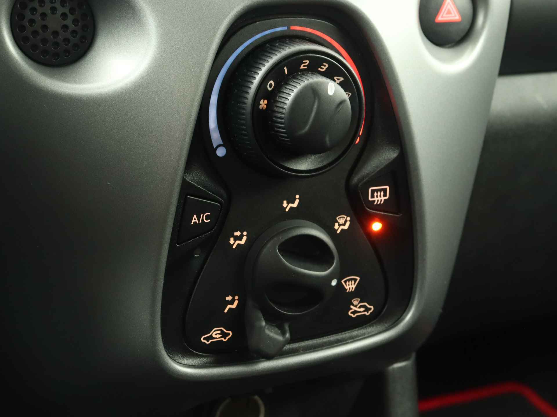 Toyota Aygo 5-deurs 1.0 VVT-i x-first | Airco | Achteruitrijcamera | Apple CarPlay / Android Auto | Lichtmetalen velgen | - 14/39