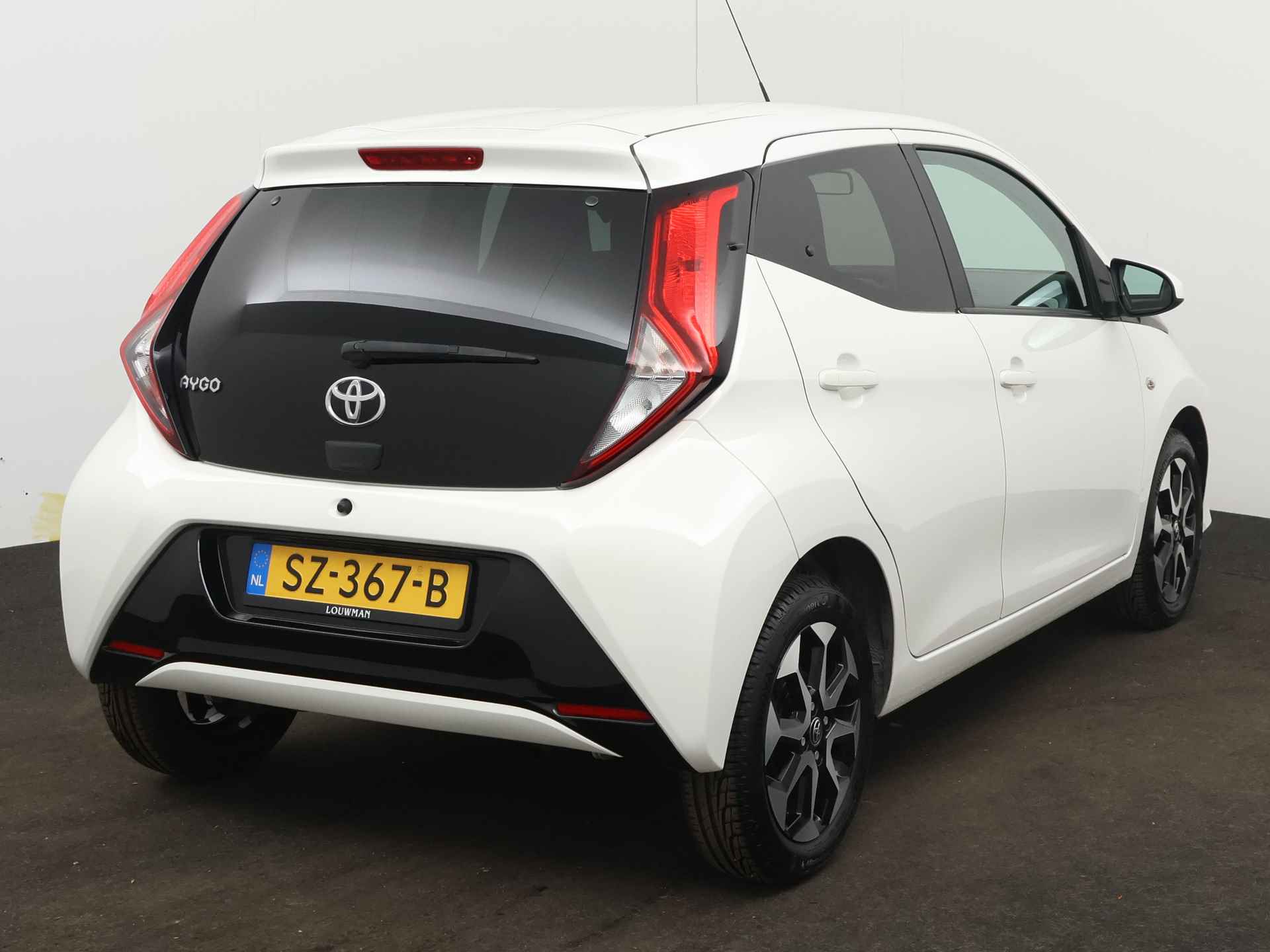 Toyota Aygo 5-deurs 1.0 VVT-i x-first | Airco | Achteruitrijcamera | Apple CarPlay / Android Auto | Lichtmetalen velgen | - 16/39