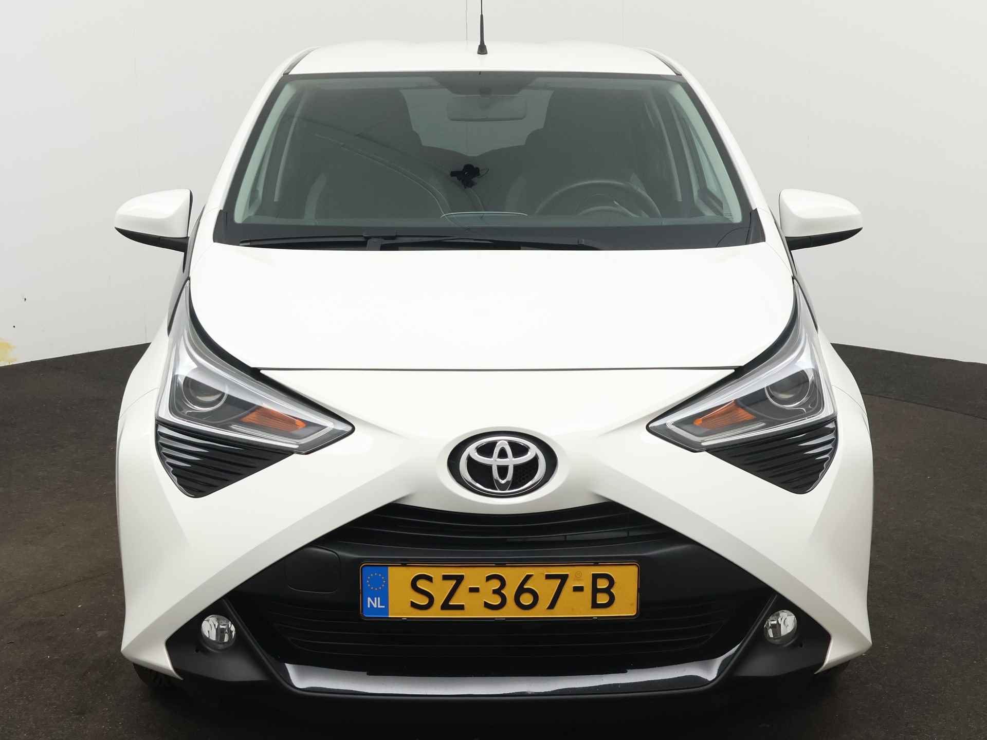 Toyota Aygo 5-deurs 1.0 VVT-i x-first | Airco | Achteruitrijcamera | Apple CarPlay / Android Auto | Lichtmetalen velgen | - 34/39