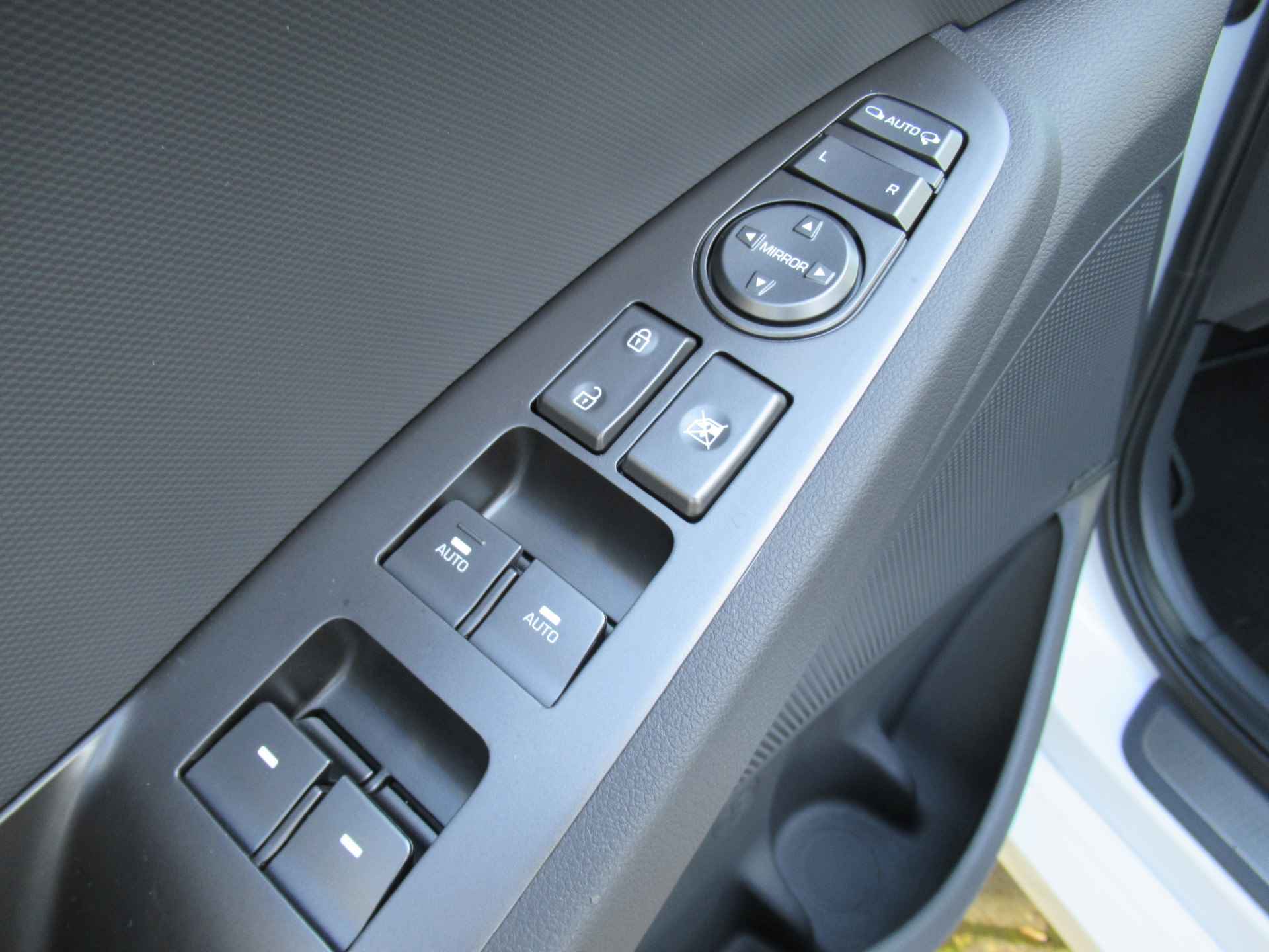 Hyundai IONIQ 1.6 GDi PHEV Plug in Premium 2e eigen | dealer onderh | full options! | nwe model - 16/40