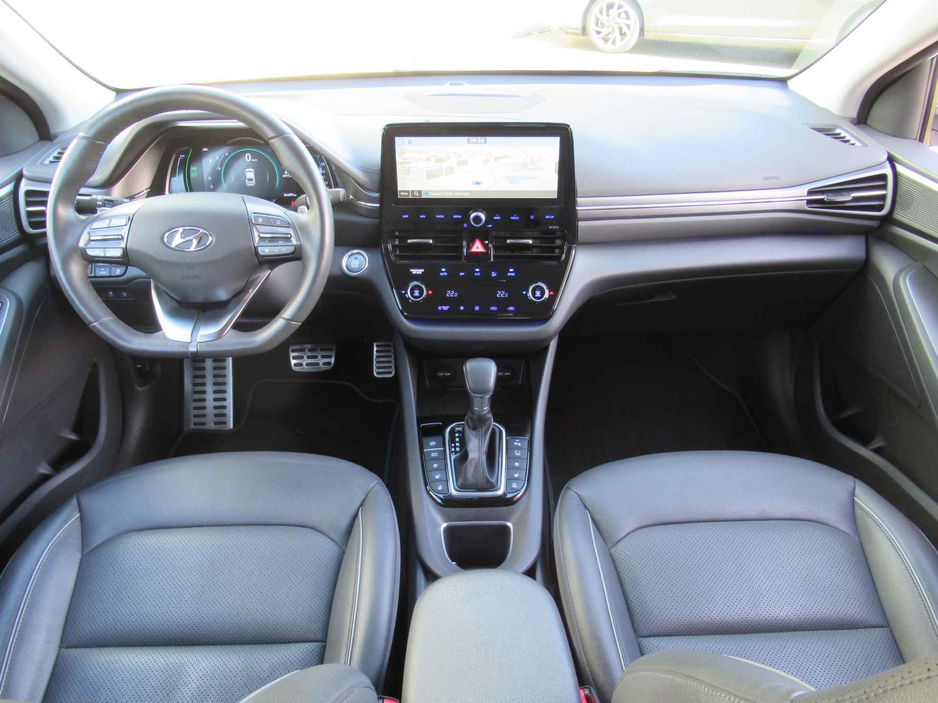Hyundai IONIQ 1.6 GDi PHEV Plug in Premium 2e eigen | dealer onderh | full options! | nwe model - 28/40