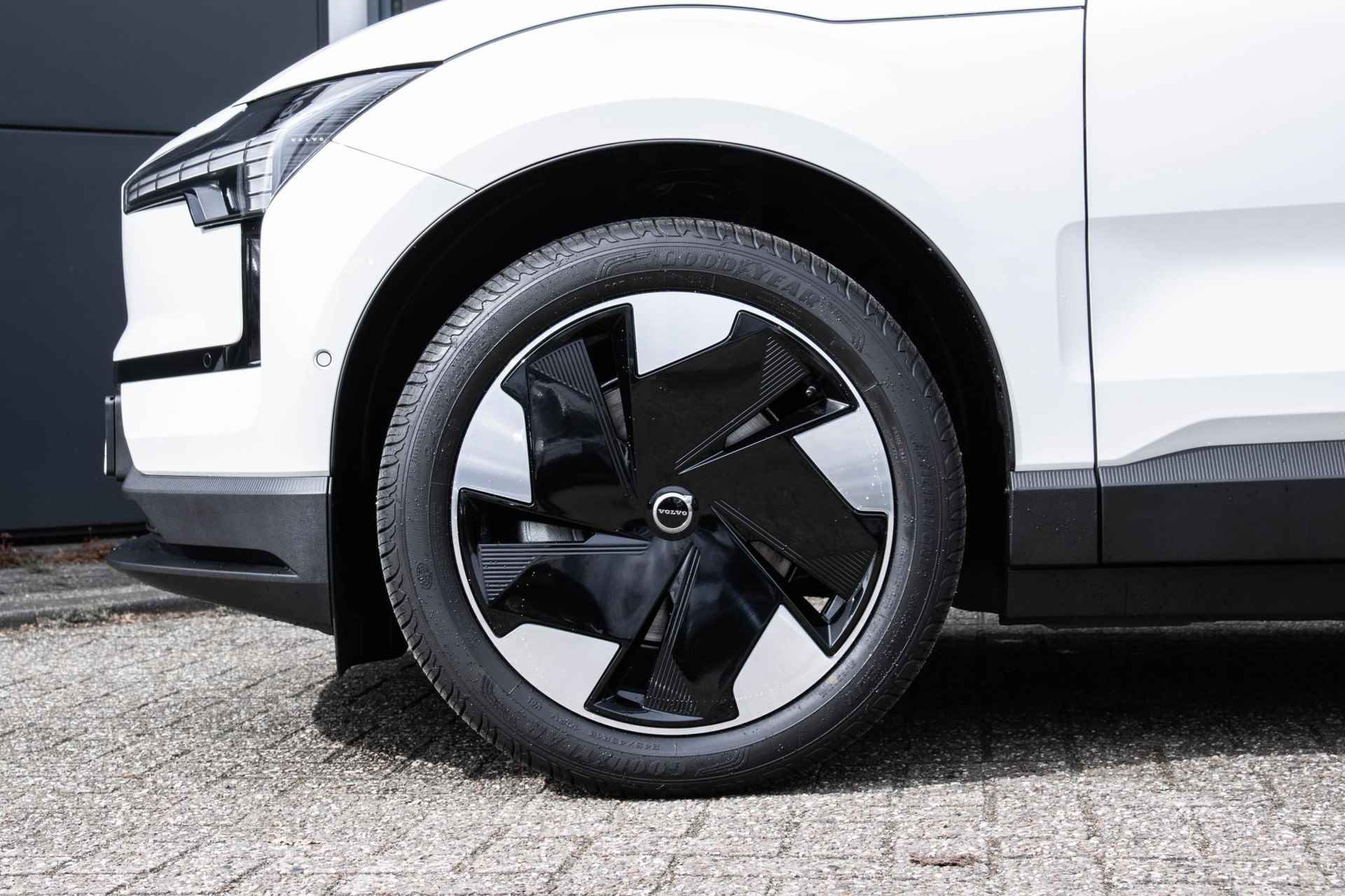 Volvo EX30 Single Motor Extended Range Ultra 69 kWh | Warmtepomp | Panoramadak | Stuur- en stoelverwarming | Premium Audio | Adaptive Cruise Control | Elektrisch bedienbare voorstoelen - 11/32