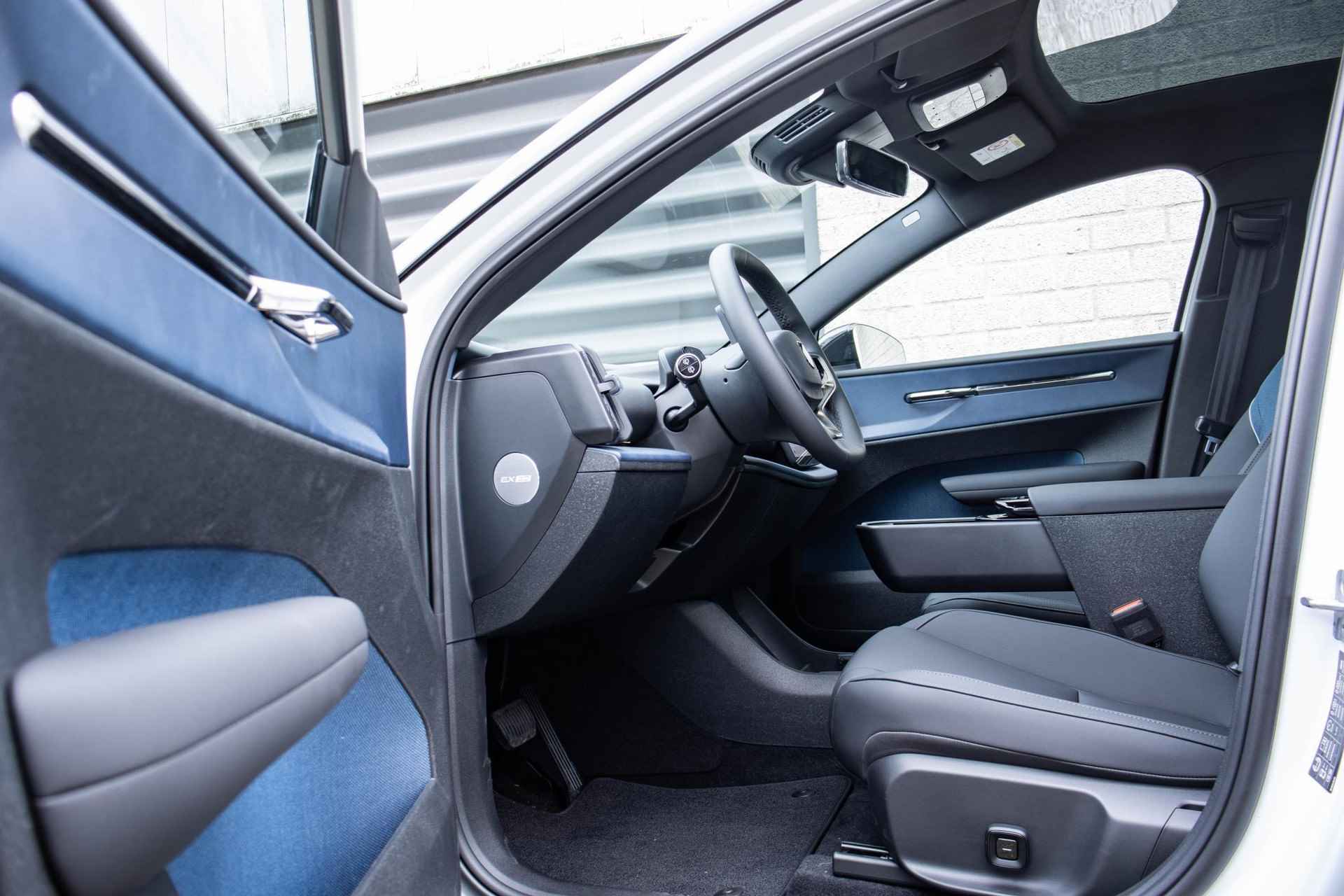 Volvo EX30 Single Motor Extended Range Ultra 69 kWh | Warmtepomp | Panoramadak | Stuur- en stoelverwarming | Premium Audio | Adaptive Cruise Control | Elektrisch bedienbare voorstoelen - 15/32