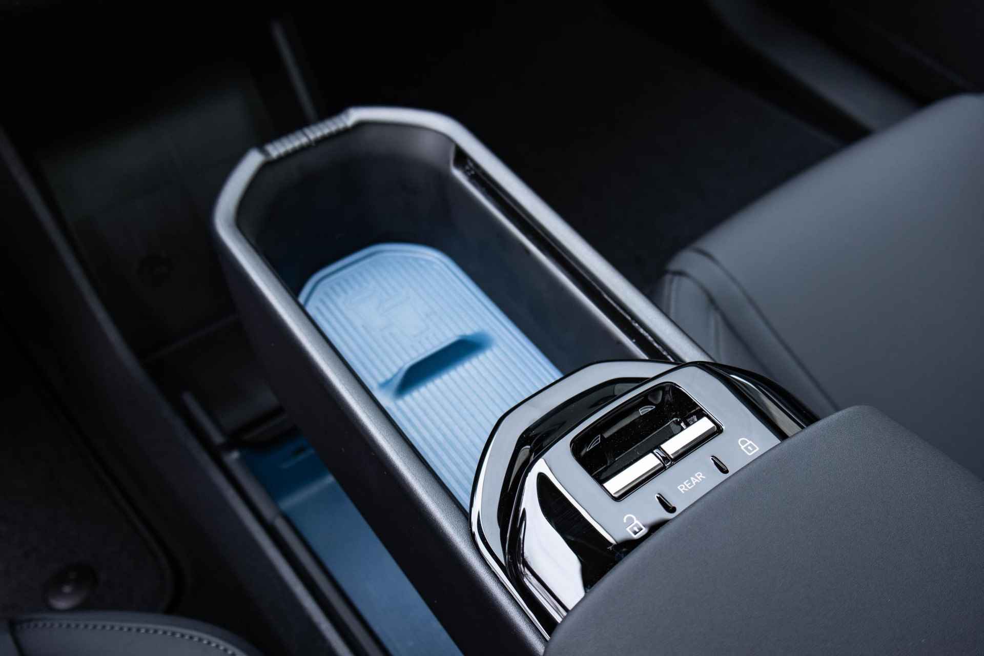 Volvo EX30 Single Motor Extended Range Ultra 69 kWh | Warmtepomp | Panoramadak | Stuur- en stoelverwarming | Premium Audio | Adaptive Cruise Control | Elektrisch bedienbare voorstoelen - 25/32