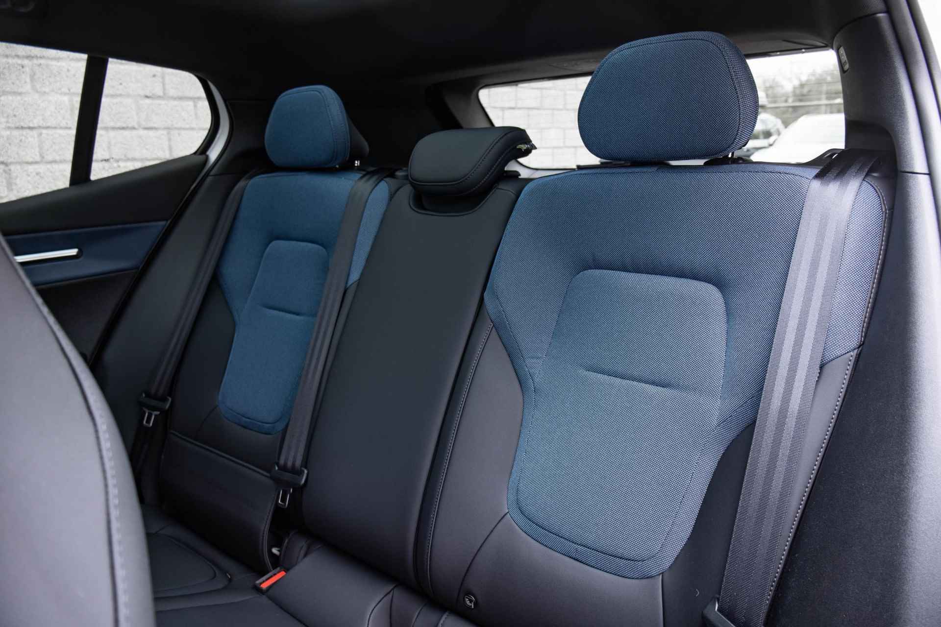 Volvo EX30 Single Motor Extended Range Ultra 69 kWh | Warmtepomp | Panoramadak | Stuur- en stoelverwarming | Premium Audio | Adaptive Cruise Control | Elektrisch bedienbare voorstoelen - 28/32