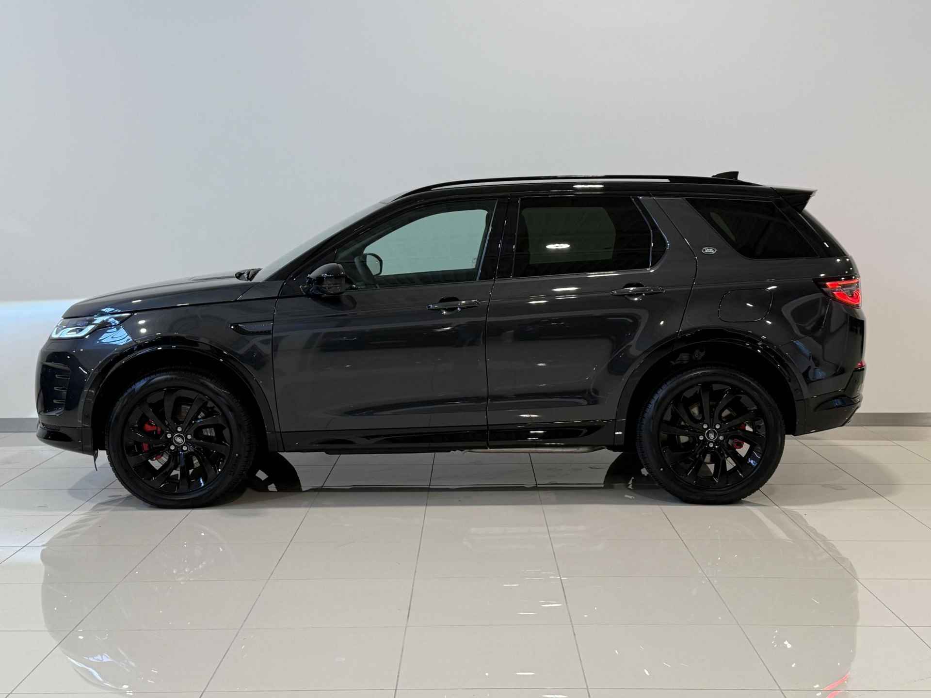 Land Rover Discovery Sport 1.5 P270e PHEV Dynamic Edition | Panoramadak | 20 inch Gloss Black | Black Pack | Cold Climate pack | NIEUW | Direct uit voorraad Leverbaar! - 4/27