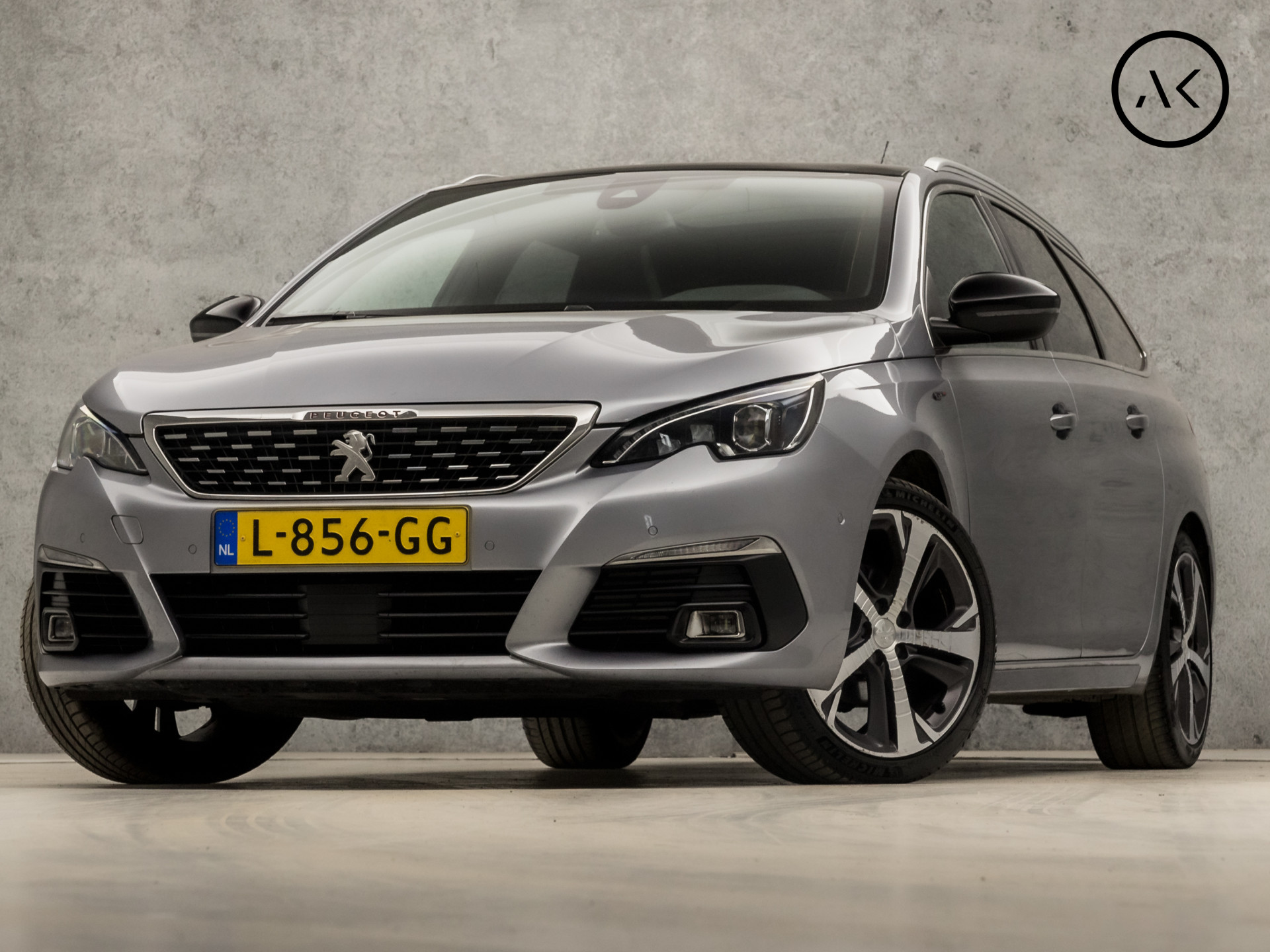 Peugeot 308 SW 1.2 PureTech GT Line Sport Automaat (PANORAMADAK, APPLE CARPLAY, GROOT NAVI, 360 CAMERA, MASSAGE, STOELVERWARMING, LEDER/ALCANTARA, HEAD-UP DISPLAY, ADAPTIVE CRUISE, NIEUWE APK, NIEUWSTAAT)