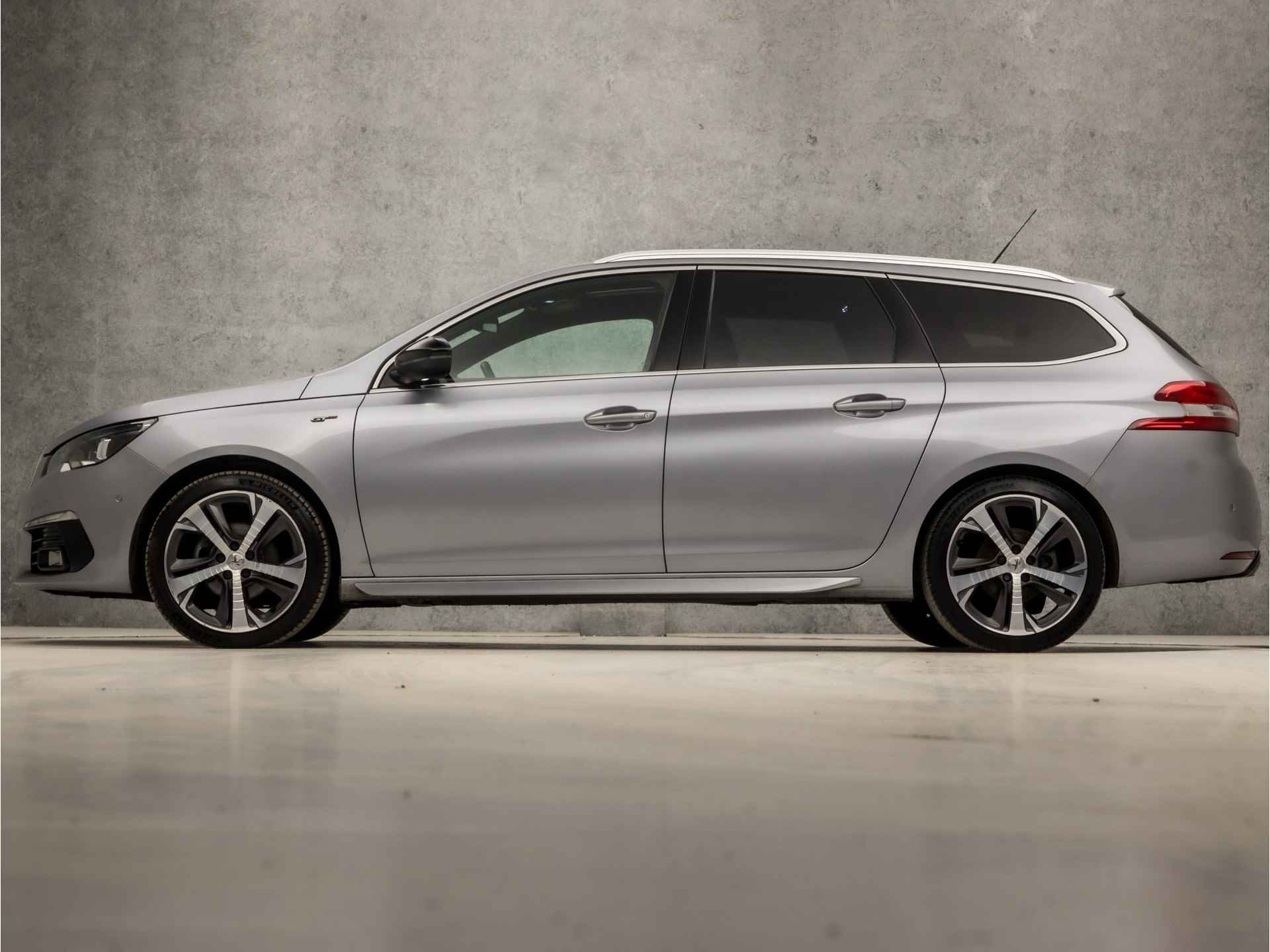 Peugeot 308 SW 1.2 PureTech GT Line Sport Automaat (PANORAMADAK, APPLE CARPLAY, GROOT NAVI, 360 CAMERA, MASSAGE, STOELVERWARMING, LEDER/ALCANTARA, HEAD-UP DISPLAY, ADAPTIVE CRUISE, NIEUWE APK, NIEUWSTAAT) - 2/39