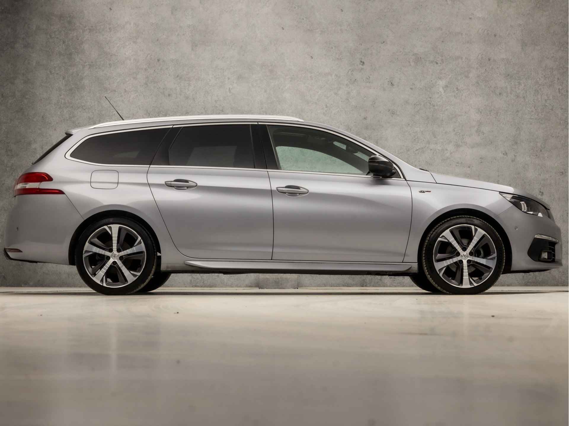 Peugeot 308 SW 1.2 PureTech GT Line Sport Automaat (PANORAMADAK, APPLE CARPLAY, GROOT NAVI, 360 CAMERA, MASSAGE, STOELVERWARMING, LEDER/ALCANTARA, HEAD-UP DISPLAY, ADAPTIVE CRUISE, NIEUWE APK, NIEUWSTAAT) - 4/39