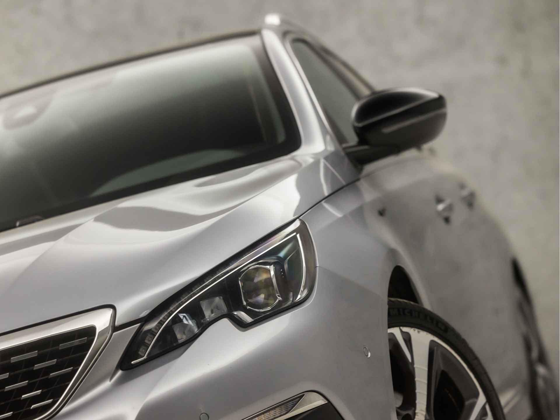 Peugeot 308 SW 1.2 PureTech GT Line Sport Automaat (PANORAMADAK, APPLE CARPLAY, GROOT NAVI, 360 CAMERA, MASSAGE, STOELVERWARMING, LEDER/ALCANTARA, HEAD-UP DISPLAY, ADAPTIVE CRUISE, NIEUWE APK, NIEUWSTAAT) - 18/39