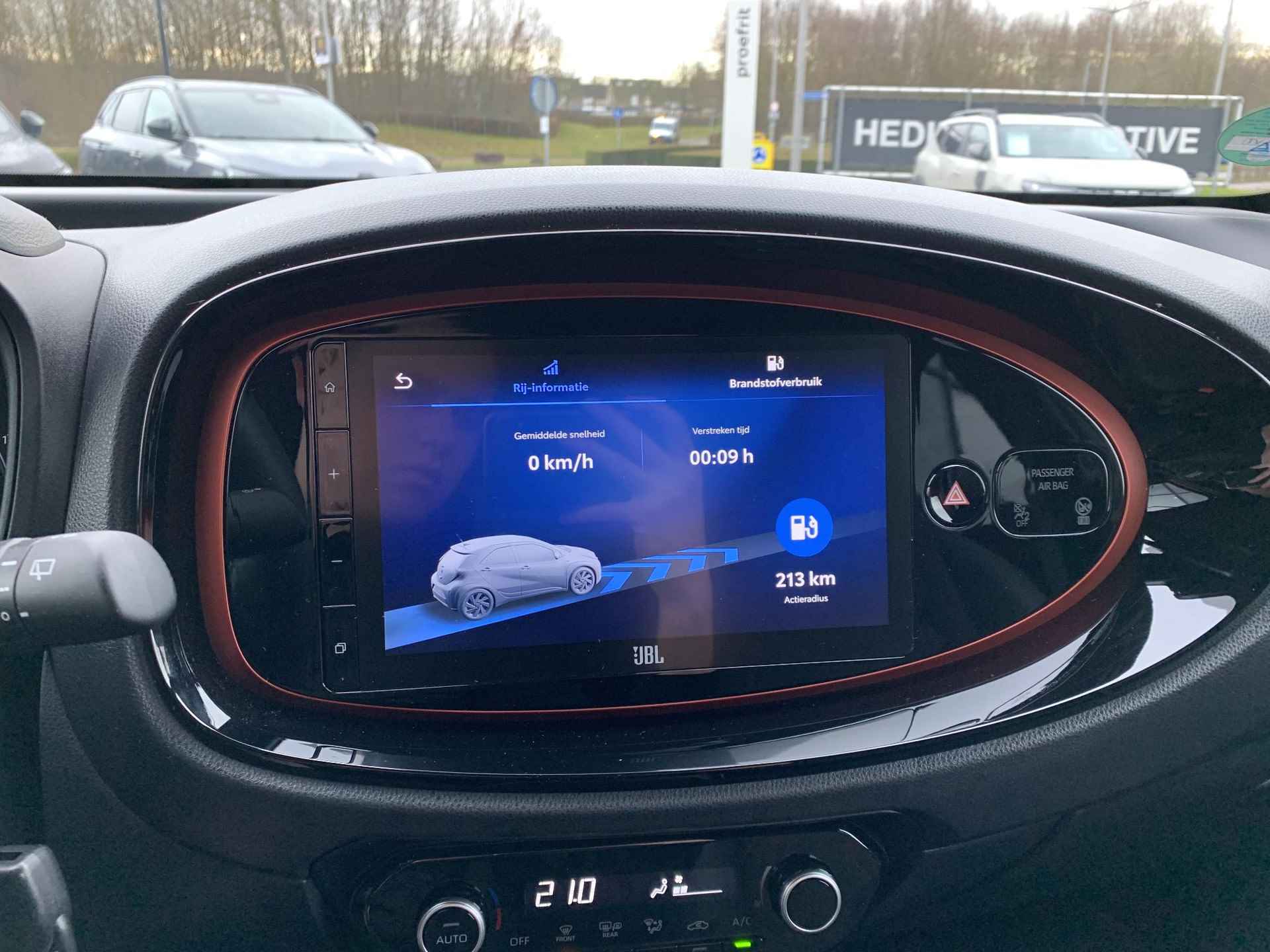 Toyota Aygo X 1.0 VVT-i S-CVT Envy Apple carplay/android auto| Lichtmetalen velgen | Climate Control | Cruise control adaptief | Navigatie | Achteruitrijcamera | - 17/24