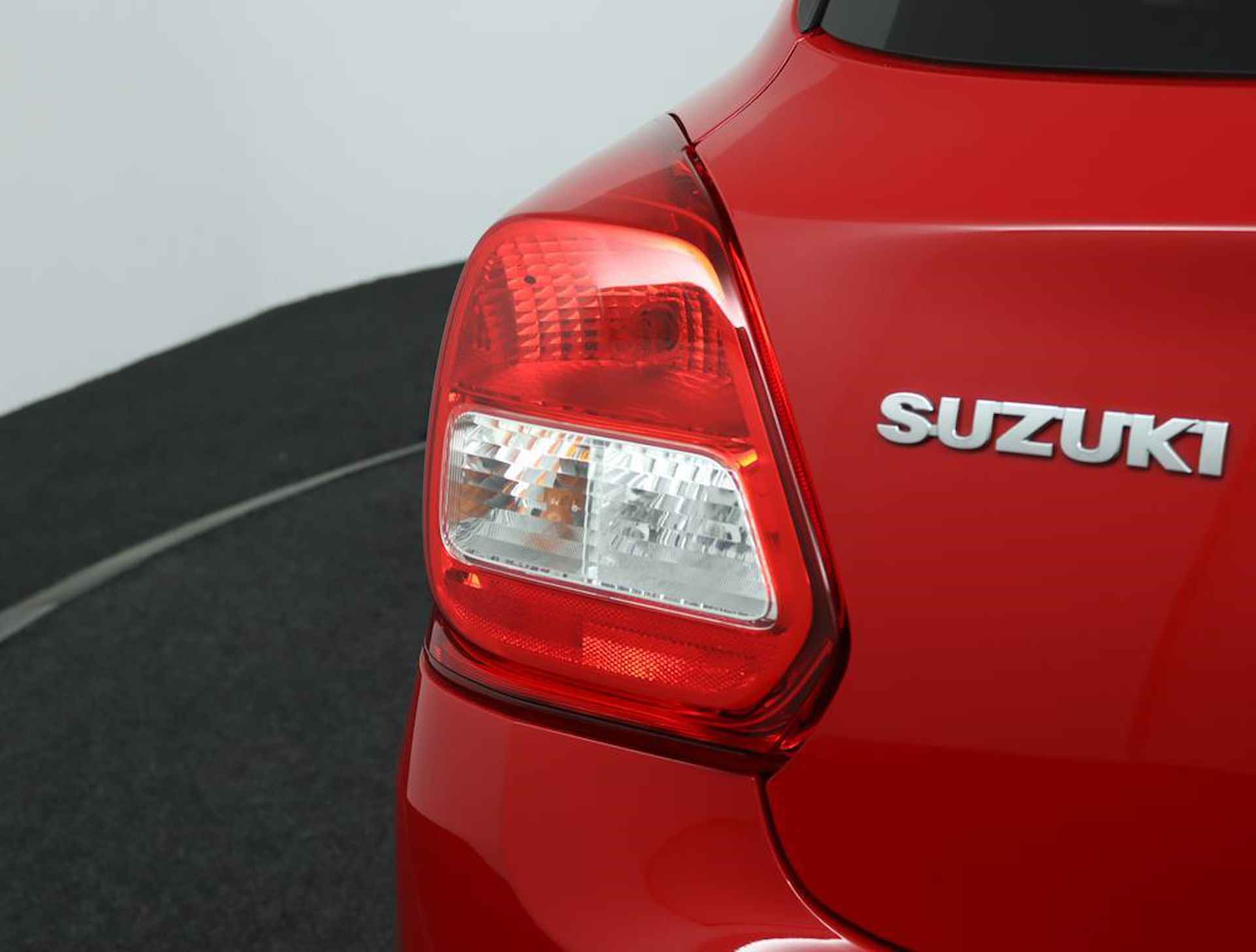 Suzuki Swift 1.2 Select | Airco | achteruitrijcamera | Stoelverwarming | Lichtmetalen velgen | Apple car Play , Android auto | All season banden | - 39/51