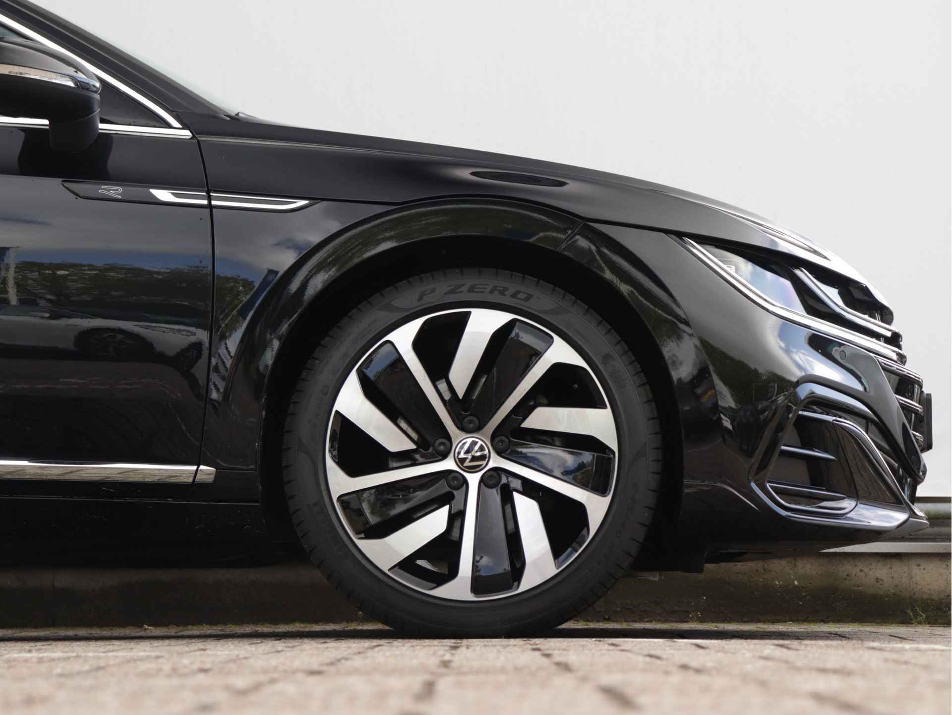 Volkswagen Arteon Shooting Brake 2.0 TSI R-Line Business 190pk Automaat | Leder | Panorama dak | Camera | Keyless | Navigatie | - 7/63