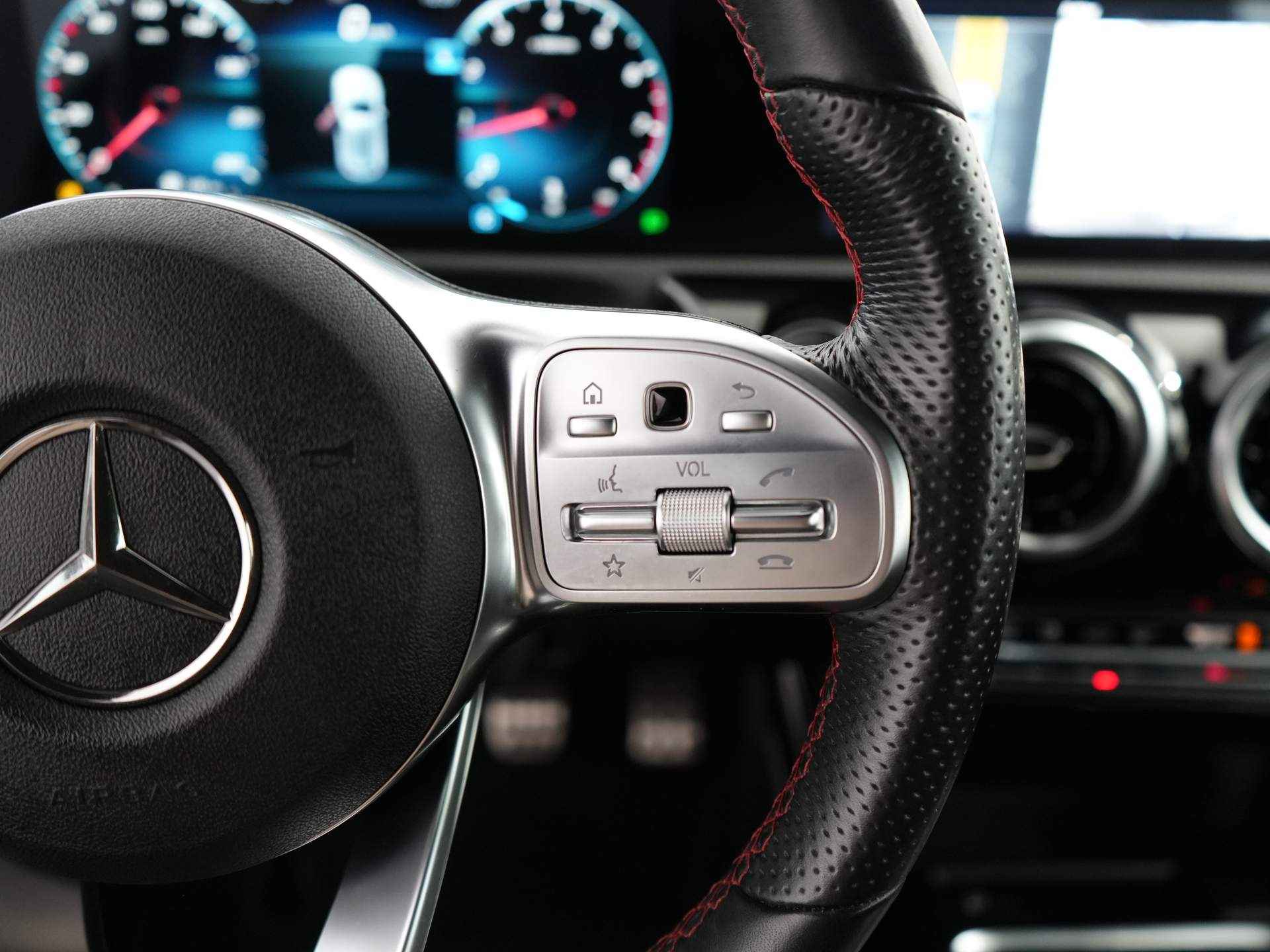 Mercedes-Benz A-Klasse 160 Business Solution AMG | AMG-styling | Cruise control | Lichtmetalen velgen 18" - 18/31