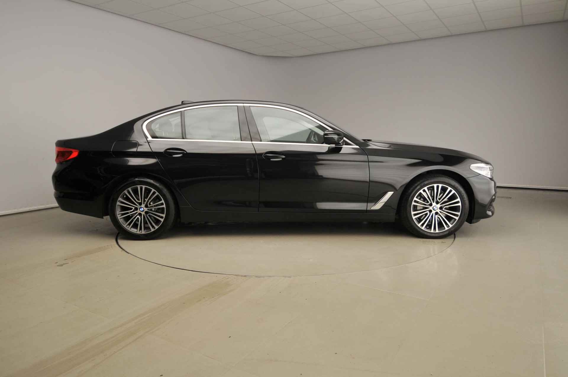 BMW 5 Serie Sedan 530e Adaptive LED | Leder | Navigatie | Comfortzetels | Chrome line | DAb | Hifi speakers | Alu 18 inch - 4/41