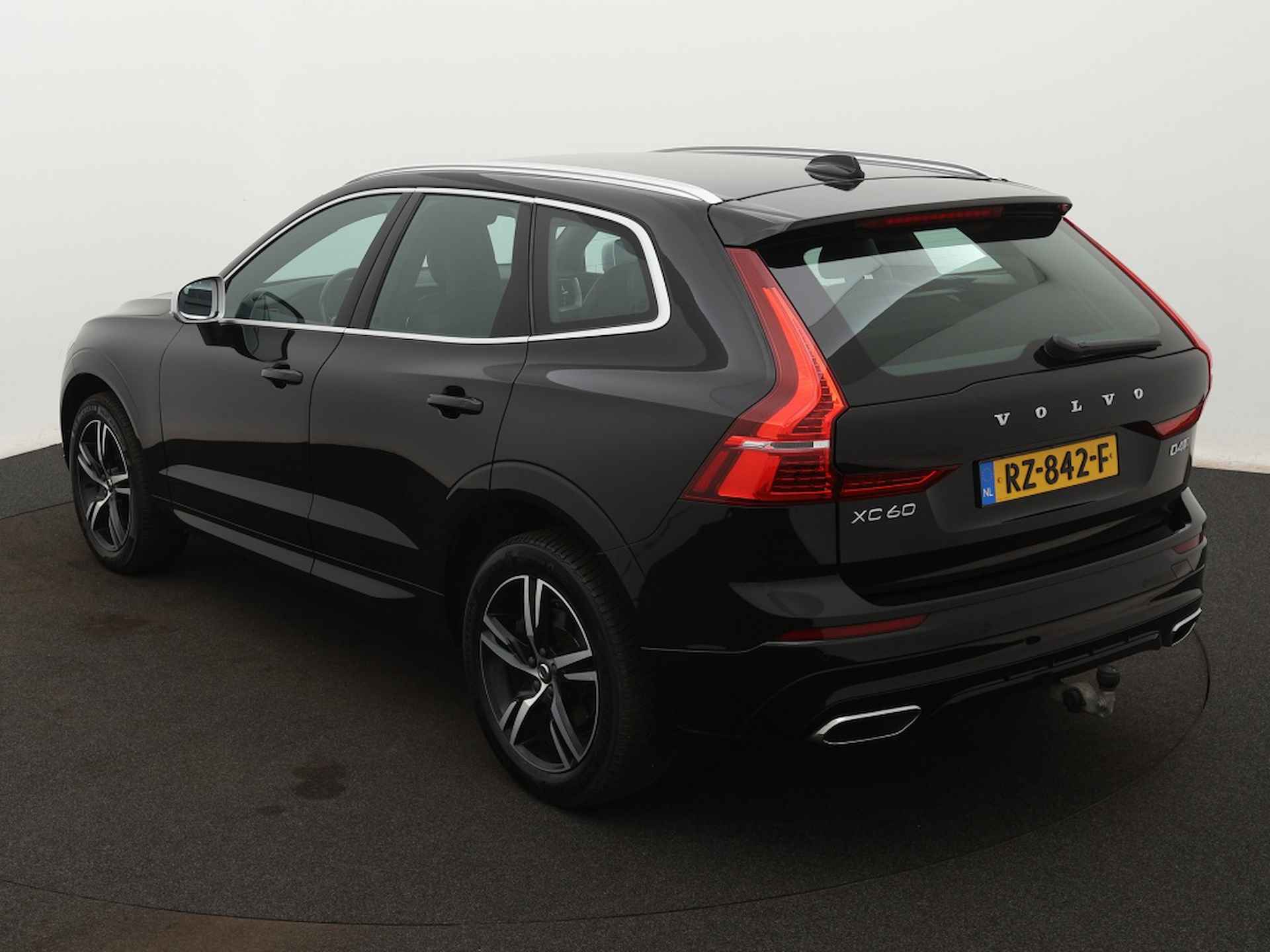 Volvo XC60 2.0 D4 AWD R-Design | Trekhaak | Parkeersensoren - 3/42