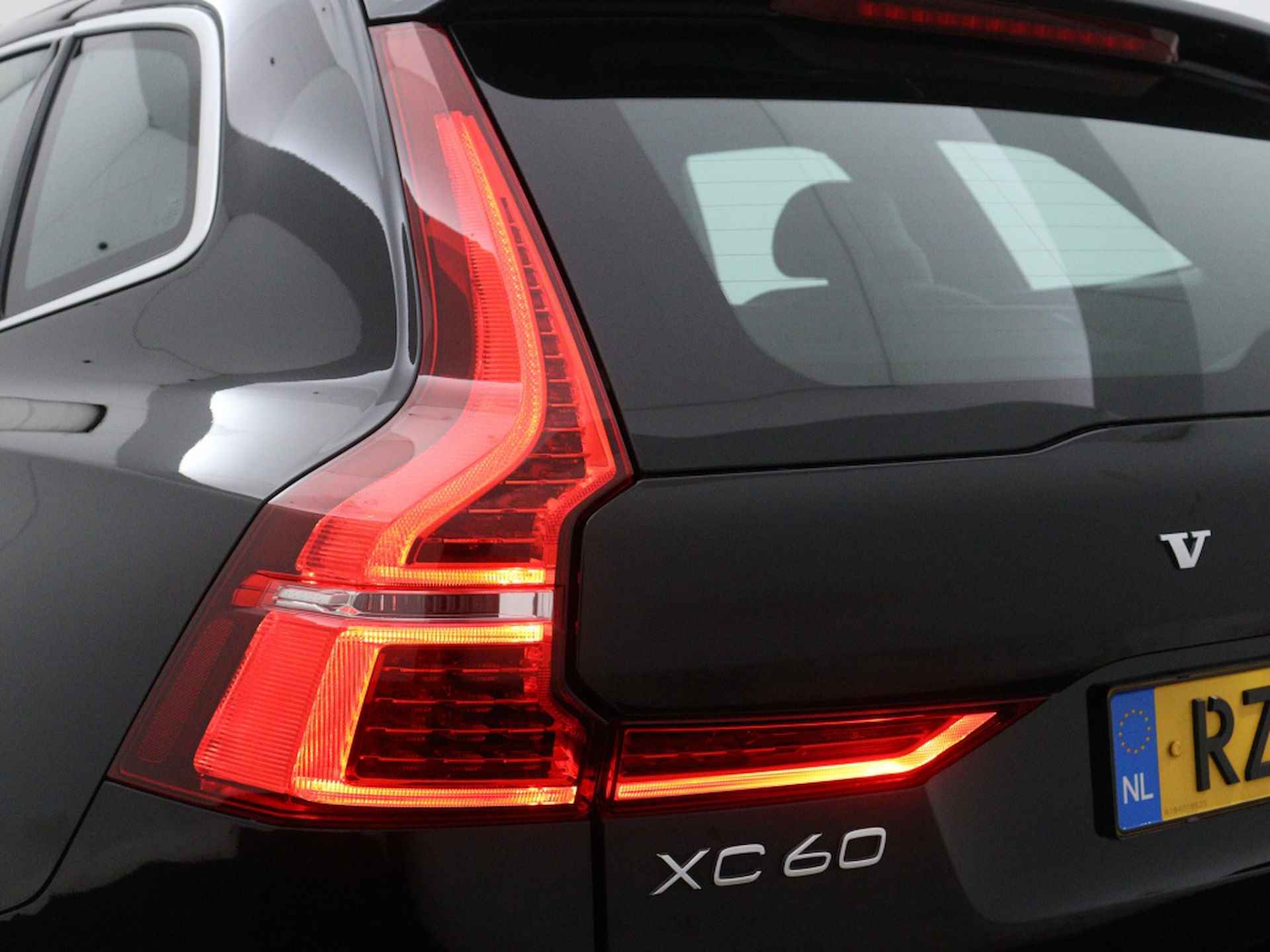 Volvo XC60 2.0 D4 AWD R-Design | Trekhaak | Parkeersensoren - 42/42